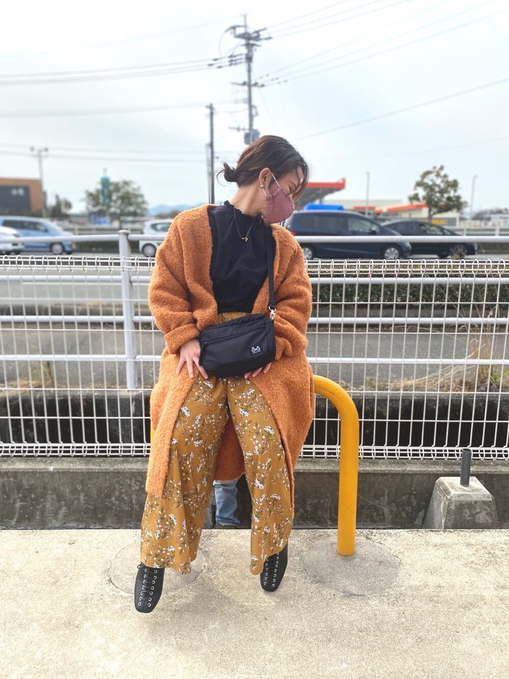 「オトナカジュアル、お洒落さんとつながりたい、春、春コーデ、低身長」｜「earth music&ecologyのアイテム（シャツ/ブラウス、ブラック系）」を使った、もんかじさん（レディース・148cm）の冬コーディネートの1枚目の写真