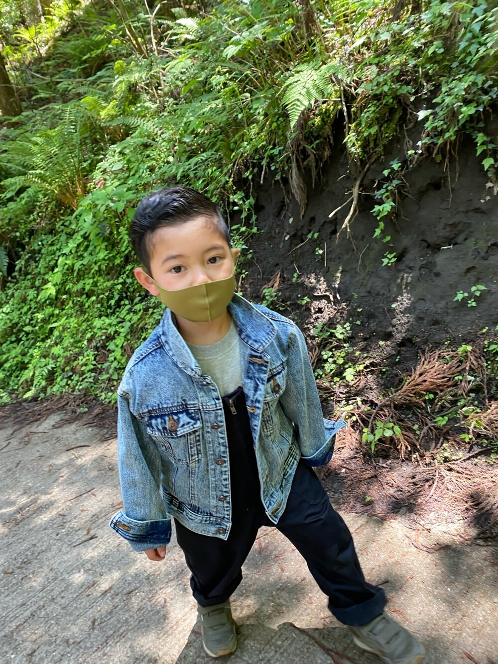 「6歳、男の子コーデ、キッズコーデ、オーバーオール、おとこのこ」｜「GLOBAL WORKの【キッズ】フロントZIPオーバーオール/923147（サロペット/オーバーオール、ブラック系）」を使った、もんかじさん（キッズ・120cm）の春コーディネートの1枚目の写真