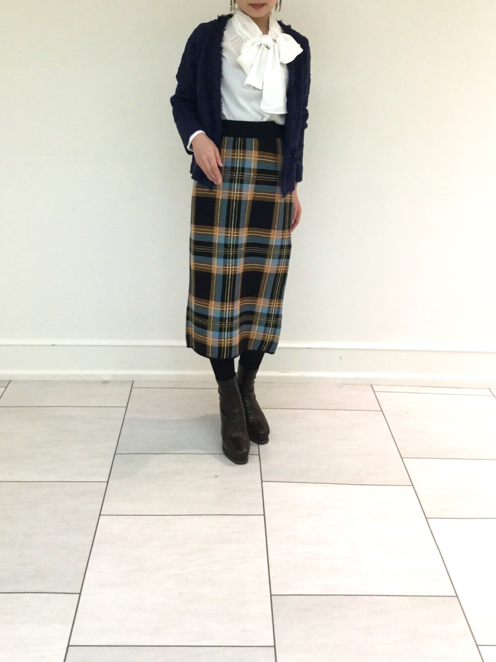 ブルー系のスカート、ブルー系のカーディガン/ボレロ、ホワイト系のシャツ/ブラウスを着用したレディースの秋コーディネートの1枚目の写真