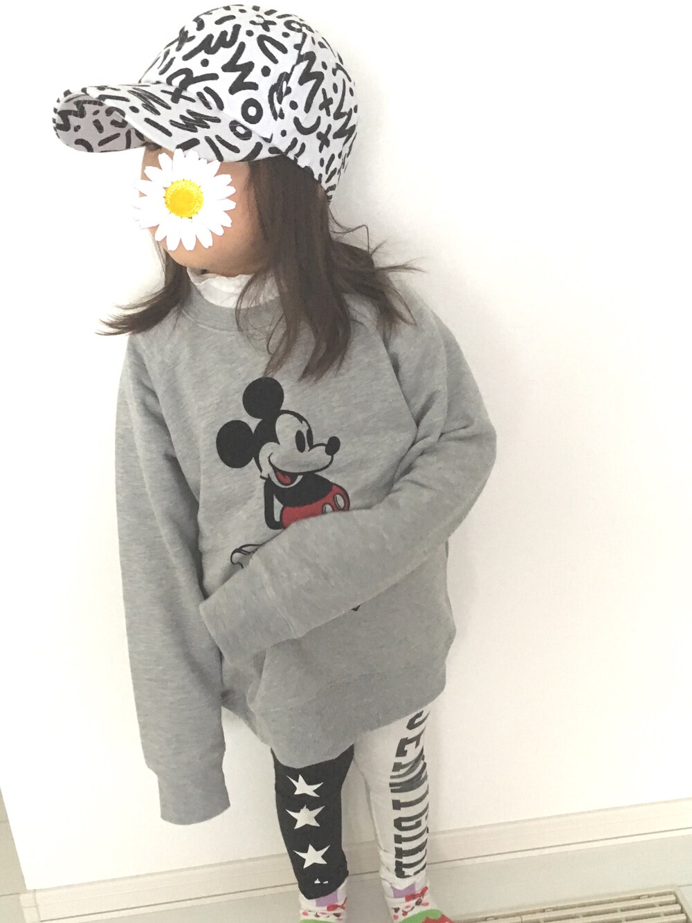 「GLOBAL WORKの【キッズ】Disney-スウェット長袖/776669（スウェット、グレー系）」を使った、もっぷがーるさん（キッズ・100cm）の冬コーディネートの1枚目の写真