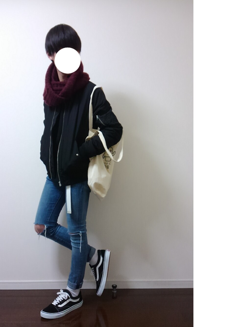 ブラック系のニット/セーター、ブラック系のMA-1、ブラック系のパンツを着用したメンズの冬コーディネートの1枚目の写真