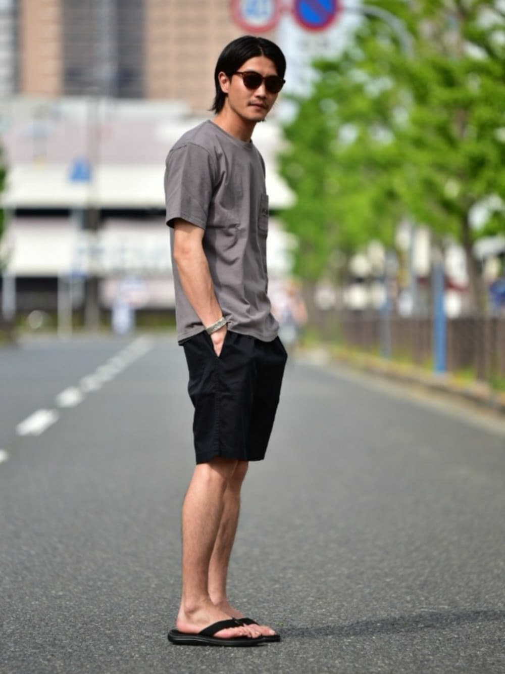 「夏、夏だ！Tシャツ着よう！、Tシャツ、オトナカジュアル、ロゴT、ショートパンツ、スポーツサンダル、サングラス、サンダル、カジュアルコーデ」｜「B.C STOCKのスクエアプラサングラス（サングラス、ブラウン系）」を使った、sassanさん（メンズ・182cm）の夏コーディネートの1枚目の写真