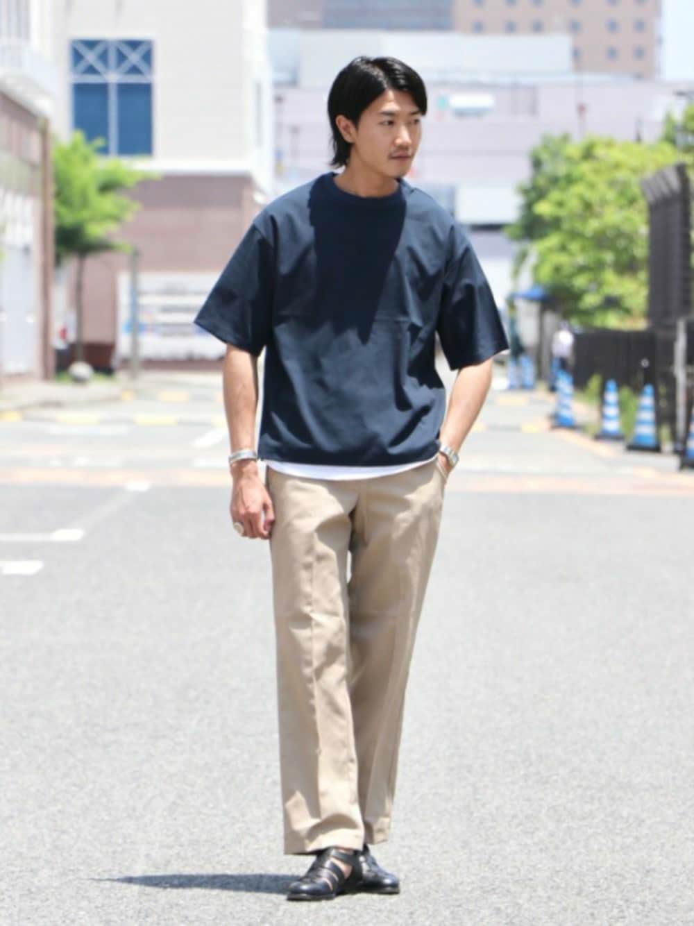 「休日スタイル、夏コーデ、きれいめカジュアル、ベージュ、レイヤードスタイル、ネイビー、カジュアル、グルカサンダル、チノパン、大人カジュアル」｜「RED KAPのアイテム（チノパンツ、ベージュ系）」を使った、sassanさん（メンズ・182cm）の夏コーディネートの1枚目の写真