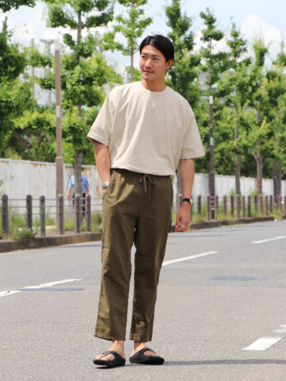 「BCSTOCK、ベーセーストック、リラックススタイル、夏コーデ、休日スタイル、タックイン、アースカラー、おしゃれさんと繋がりたい、シンプル、大人カジュアル」｜「B.C STOCKのEX.HEAVY FAKE LAYERED BOX-T（Tシャツ/カットソー、ベージュ系）」を使った、sassanさん（メンズ・182cm）の夏コーディネートの1枚目の写真