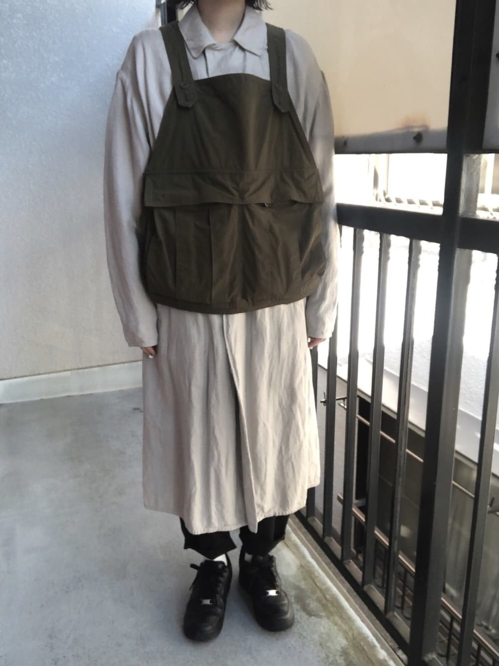 「BROWN by 2-tacs、NIKE、airforce1、冬コーデ、レイヤードスタイル、アメカジ、ベスト、アースカラー、メンズライク、ロングコート」｜「BROWN by 2-tacsのアイテム（ベスト、グリーン系）」を使った、あさん（レディース・157cm）の冬コーディネートの1枚目の写真