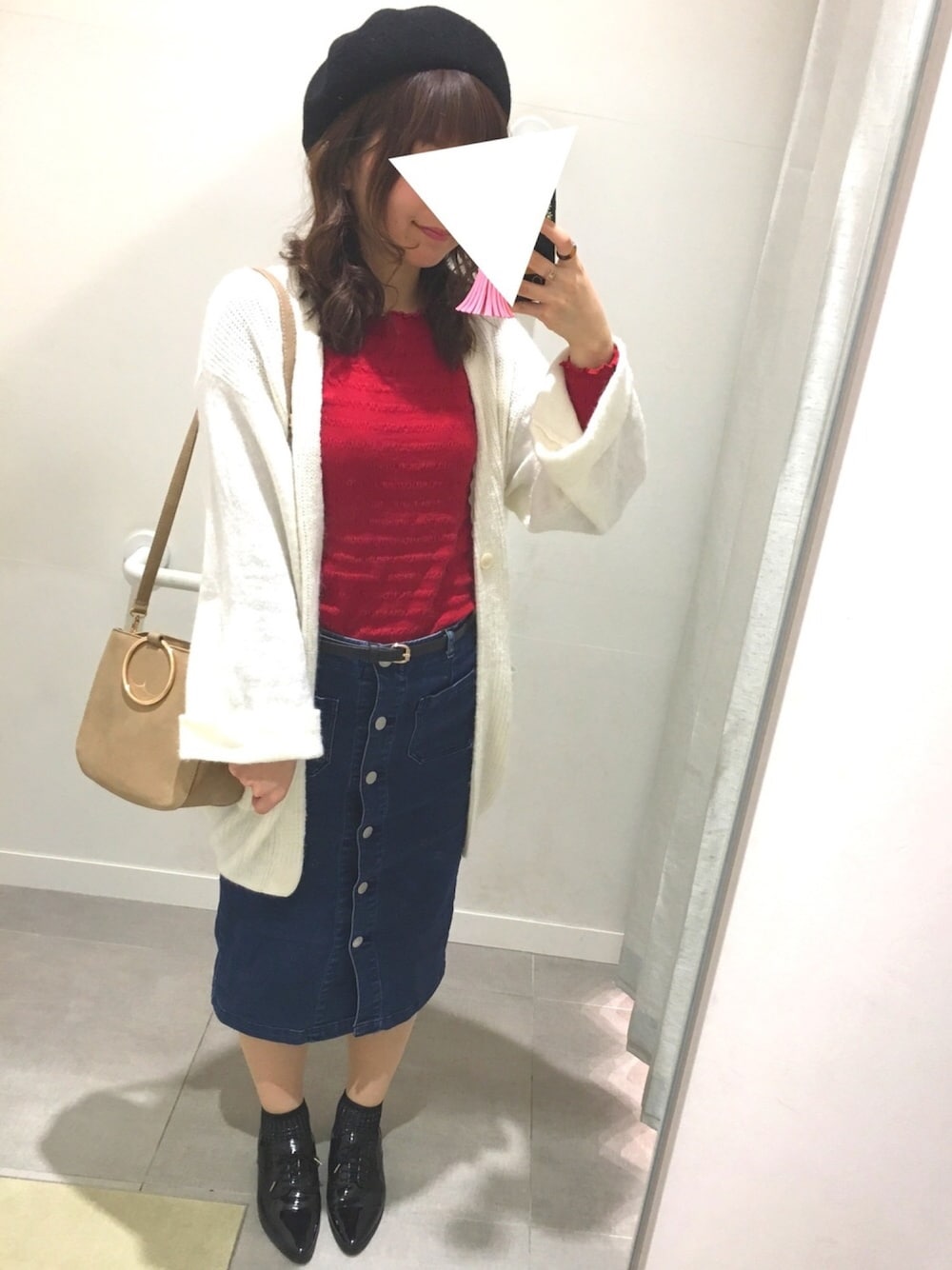 レッド系のTシャツ/カットソー、ホワイト系のカーディガン/ボレロ、ブルー系のスカートを着用したレディースの春コーディネートの1枚目の写真