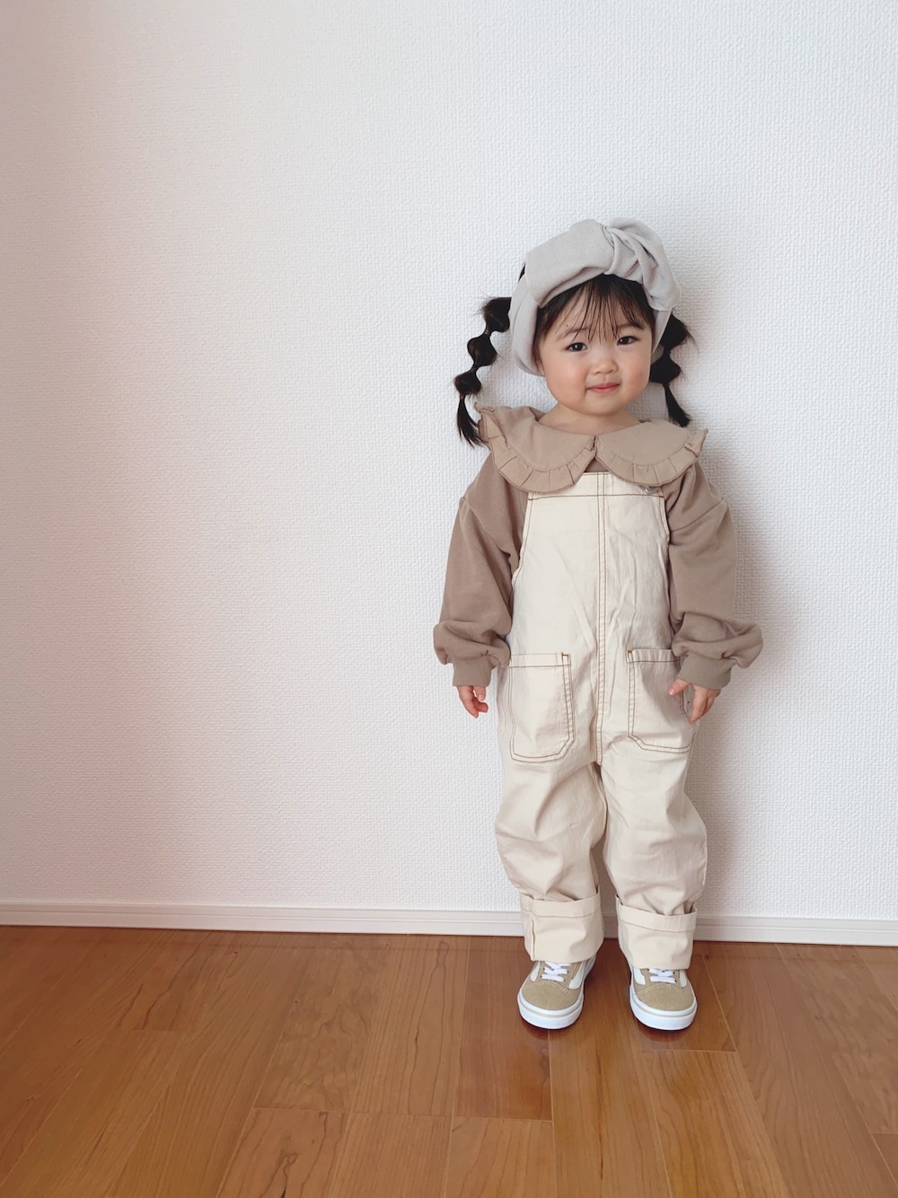 「kids、kidsfashion、むすめ服、オーバーオール、襟付きトップス」｜「petit mainのサロペット（サロペット/オーバーオール、ベージュ系）」を使った、hina.さん（キッズ・90cm）の冬コーディネートの1枚目の写真