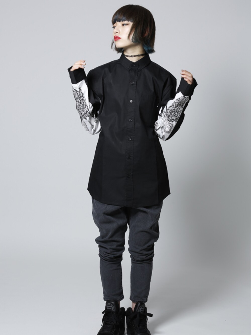 「THE TEST、GYFT、GYFT by H>FRACTAL」｜「THE TESTのTHE TEST - GRAPHIC SHIRTS（シャツ/ブラウス、ブラック系）」を使った、GYFT by H>FRACTALさん（レディース・160cm）の冬コーディネートの1枚目の写真
