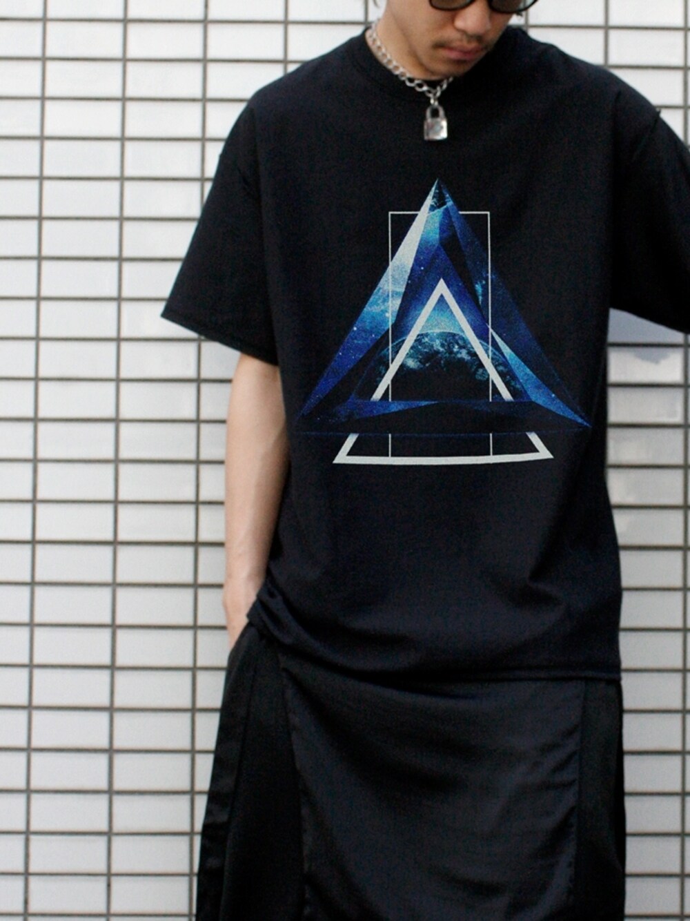 「H＞FRACTAL、GYFT」｜「【H>FRACTAL ORIGINAL】GRAPHIC S/S TEE(LUCANA) （Tシャツ/カットソー、ブラック系）」を使った、GYFT by H>FRACTALさん（メンズ・167cm）の夏コーディネートの1枚目の写真