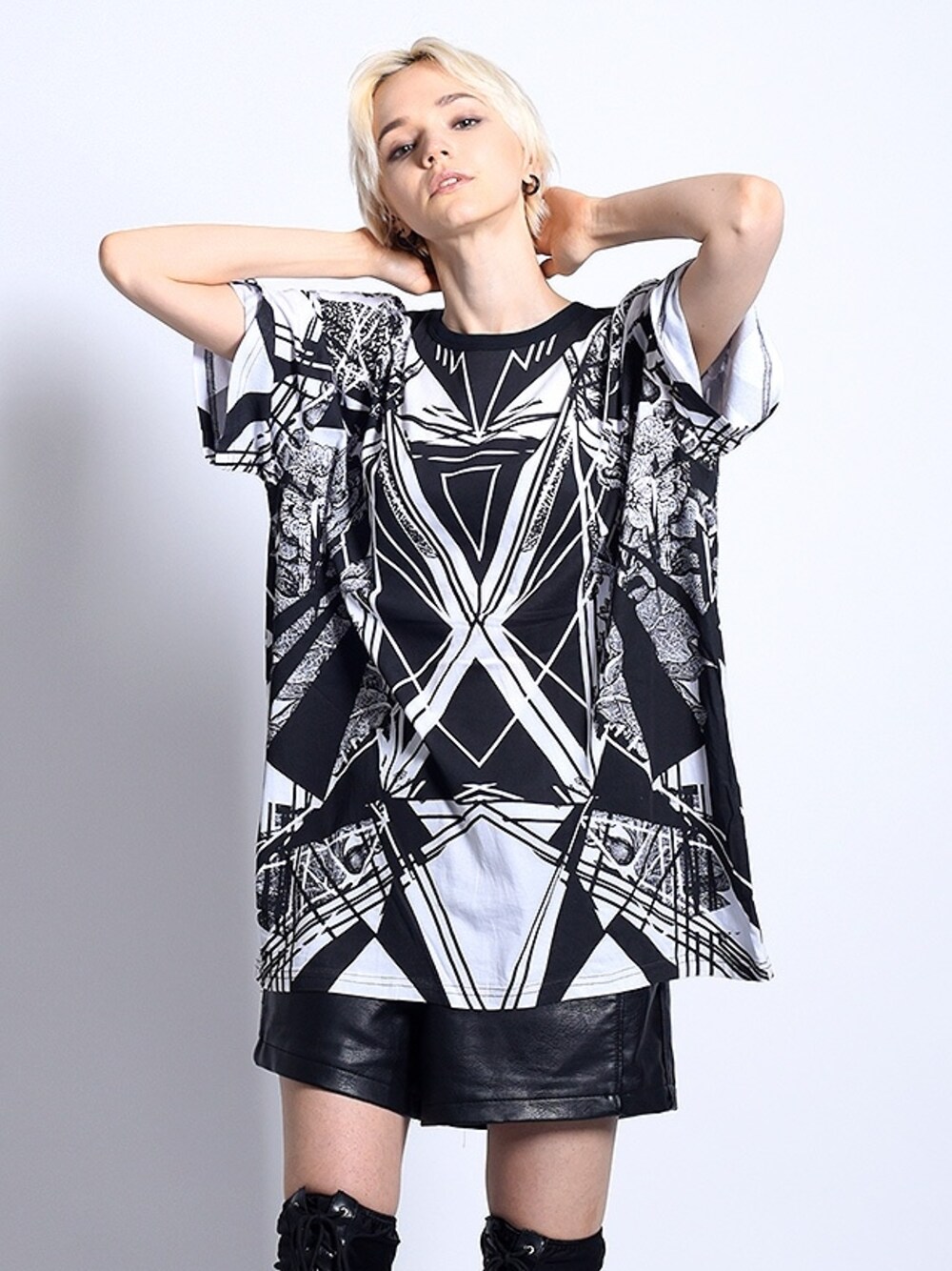 「PARADOX、BigT、GYFT」｜「【PARADOX】BIG TEE (GEOBOTANICAL) （Tシャツ/カットソー、ホワイト系）」を使った、GYFT by H>FRACTALさん（レディース・174cm）の夏コーディネートの1枚目の写真