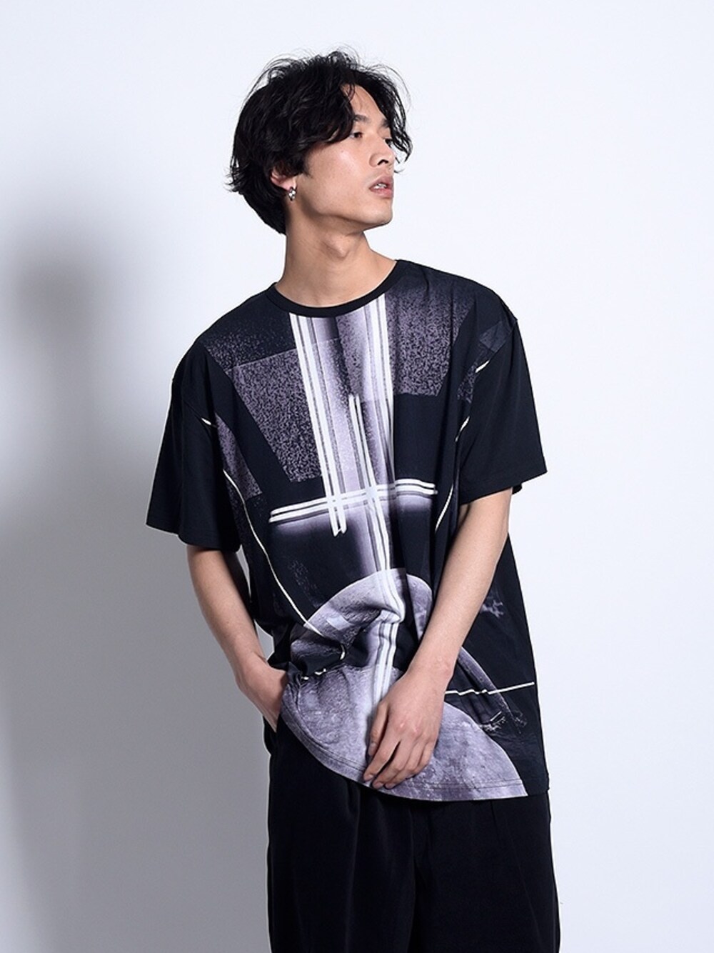 「PARADOX、GYFT、bigtee」｜「【PARADOX】BIG TEE (JUDGEMENT) （Tシャツ/カットソー、ブラック系）」を使った、GYFT by H>FRACTALさん（メンズ・178cm）の夏コーディネートの1枚目の写真