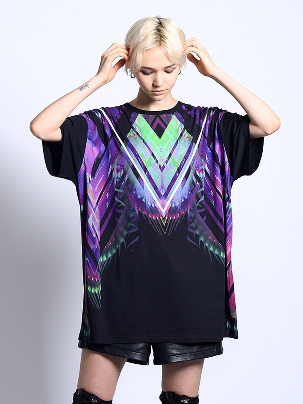 「PARADOX、トップス、GYFT」｜「【PARADOX】BIG TEE (PROTECTION) （Tシャツ/カットソー、ブラック系）」を使った、GYFT by H>FRACTALさん（メンズ・177cm）の夏コーディネートの1枚目の写真