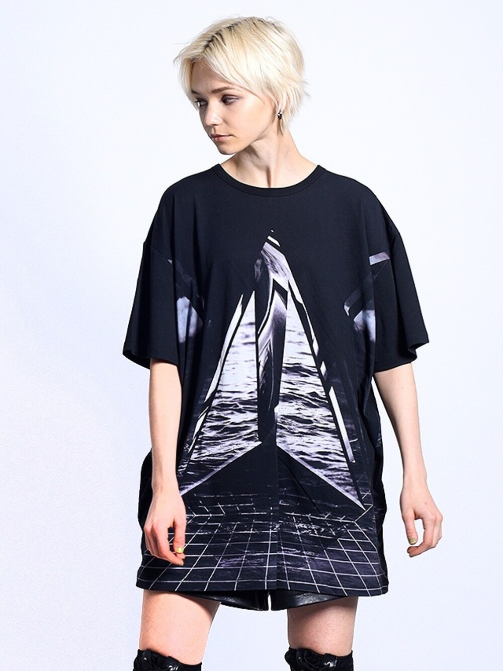 「BigT、H＞FRACTAL、GYFT」｜「PARADOX - BIG TEE (LOOPHOLE)（Tシャツ/カットソー、ブラック系）」を使った、GYFT by H>FRACTALさん（レディース・171cm）の夏コーディネートの1枚目の写真