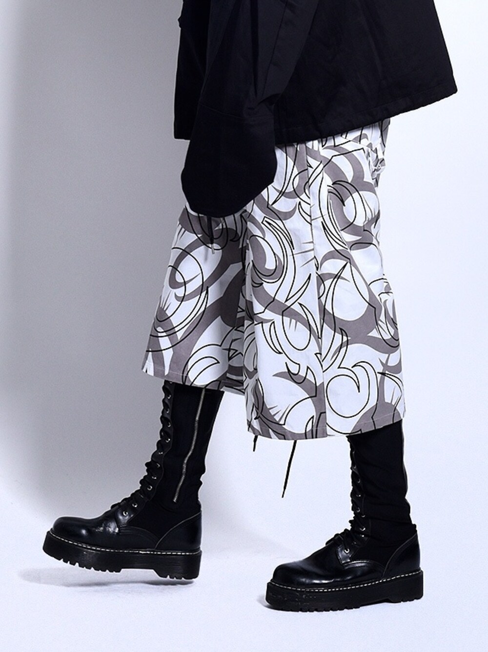「PARADOX、H＞FRACTAL、GYFT」｜「【PARADOX】WIDE CROPPED PANTS (TRIVAL)（その他パンツ、ホワイト系）」を使った、GYFT by H>FRACTALさん（メンズ・176cm）の夏コーディネートの1枚目の写真