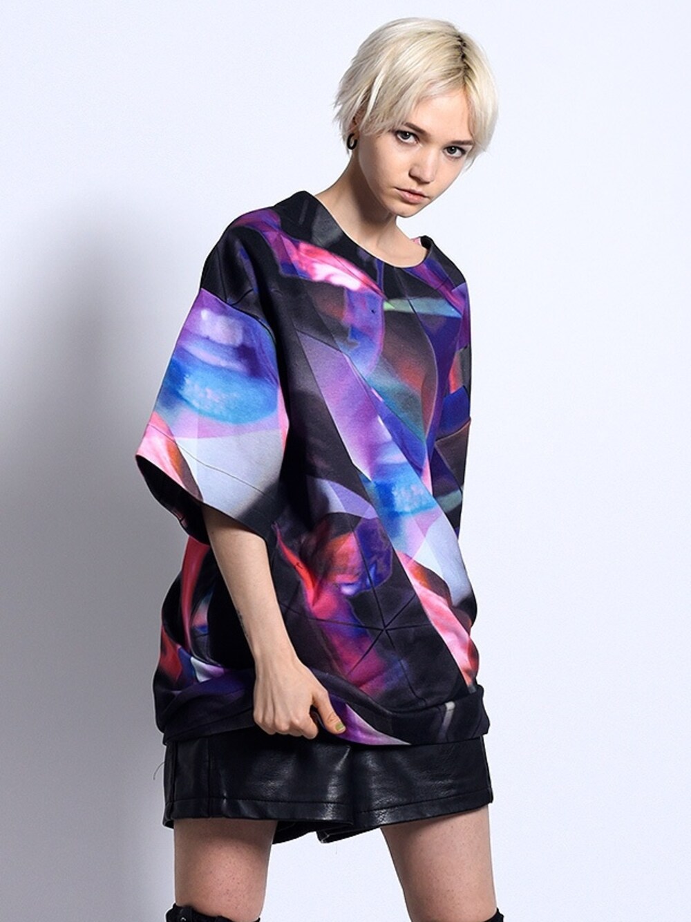 「H＞FRACTAL、GYFT、bigtee」｜「【PARADOX】SUPER BIG TEE(REVERIE)（Tシャツ/カットソー、ブラック系）」を使った、GYFT by H>FRACTALさん（レディース・173cm）の夏コーディネートの1枚目の写真