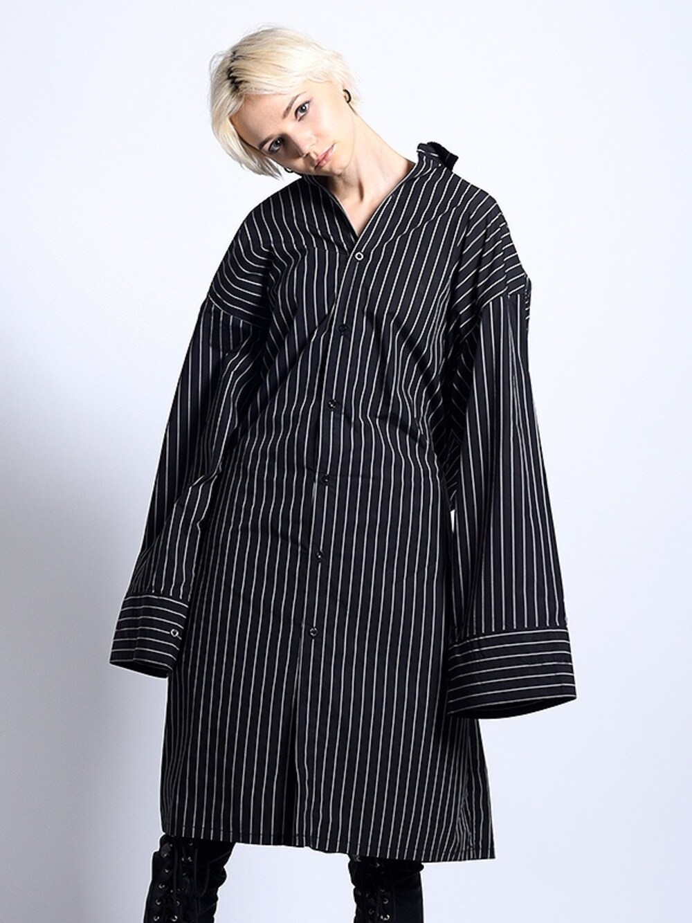 「H＞FRACTAL、GYFT」｜「PARADOX - BIG SHIRTS ONEPIECE (STRIPE)（ワンピース、ブラック系）」を使った、GYFT by H>FRACTALさん（レディース・173cm）の秋コーディネートの1枚目の写真