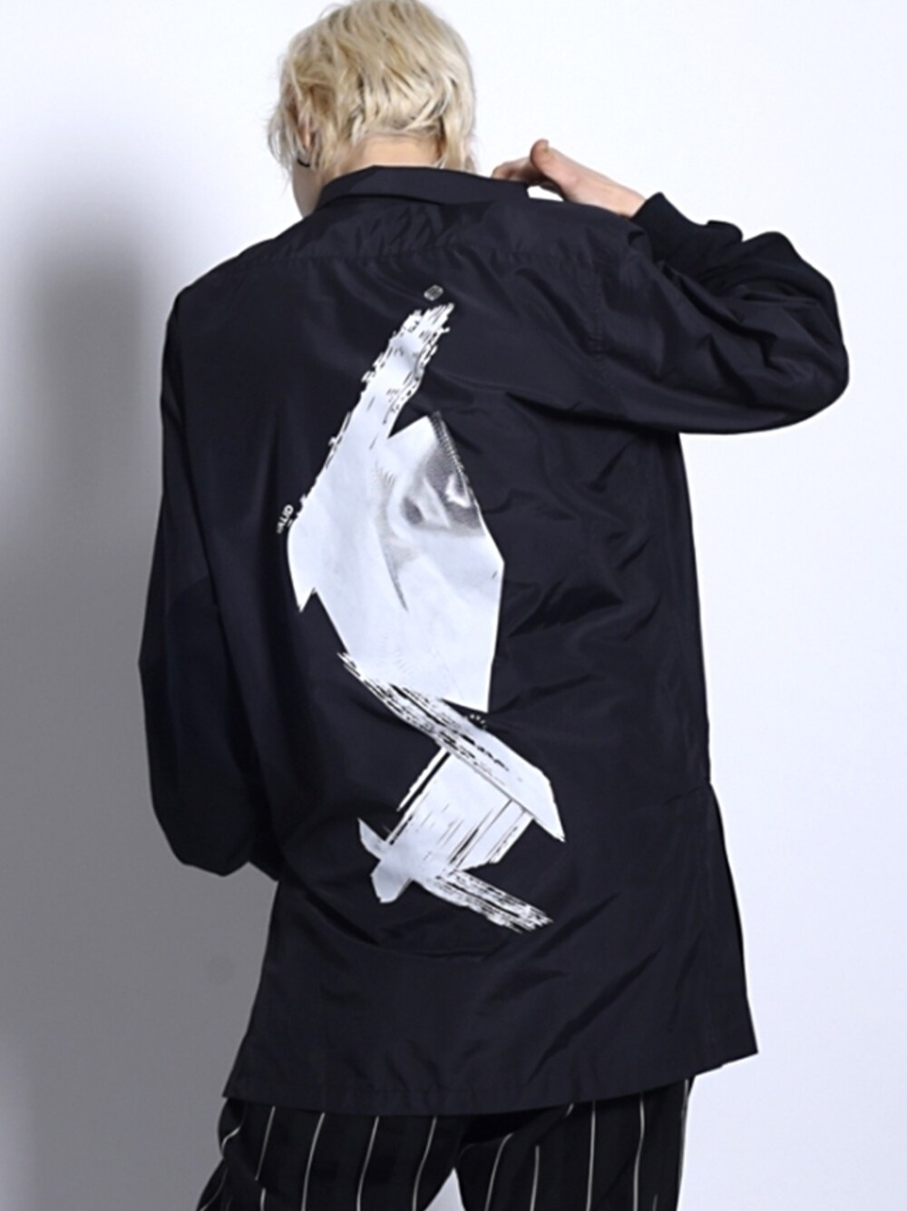 「MUZE、H＞FRACTAL、GYFT」｜「MUZEの DNA SHIRTS（シャツ/ブラウス、ブラック系）」を使った、GYFT by H>FRACTALさん（レディース・168cm）の秋コーディネートの1枚目の写真