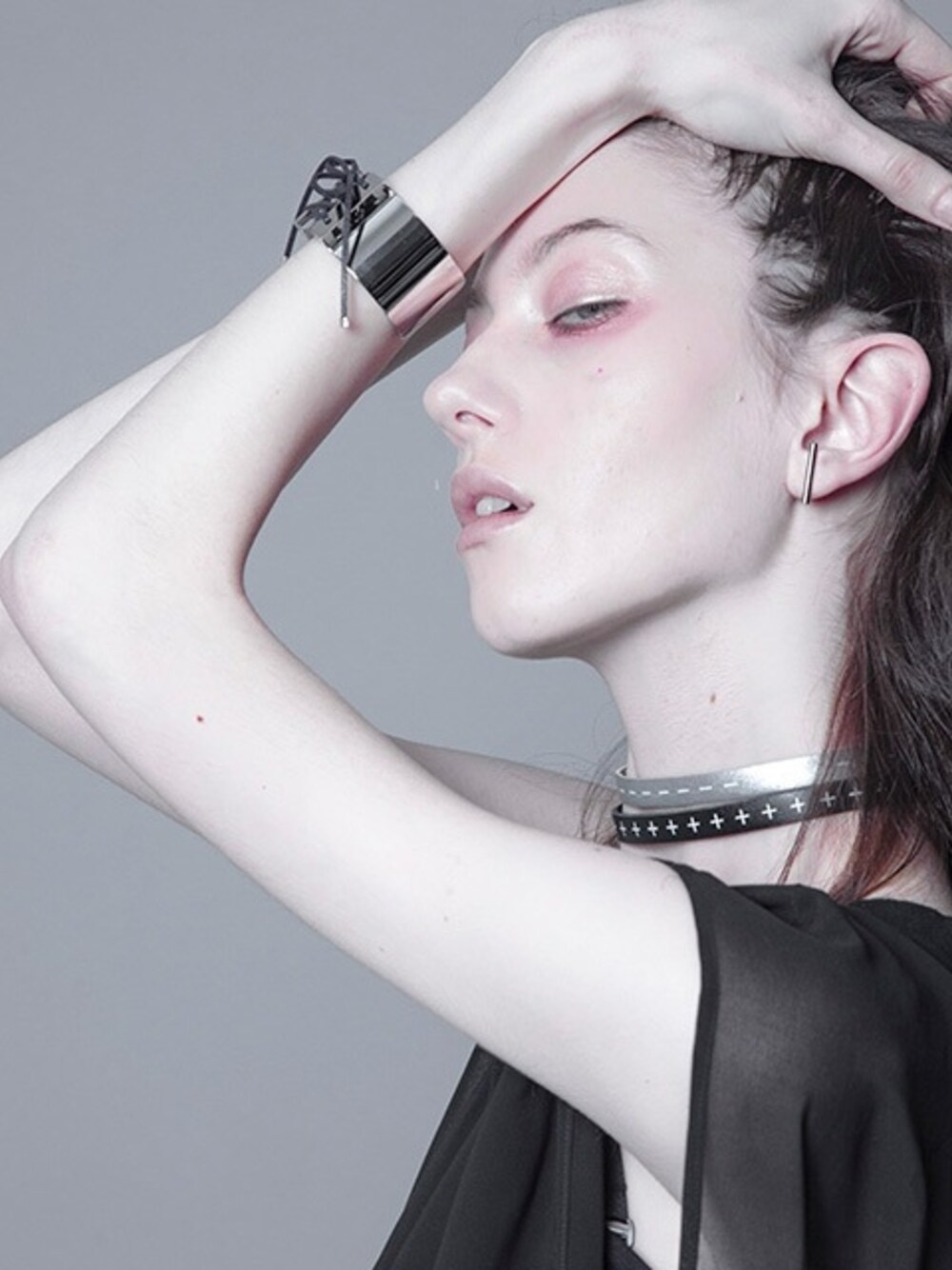 「アクセサリー、ブレスレット、チョーカー、H＞FRACTAL、GYFT」｜「 FAKE LEATHER CHOKER（チョーカー、ブラック系）」を使った、GYFT by H>FRACTALさん（レディース・168cm）の秋コーディネートの1枚目の写真