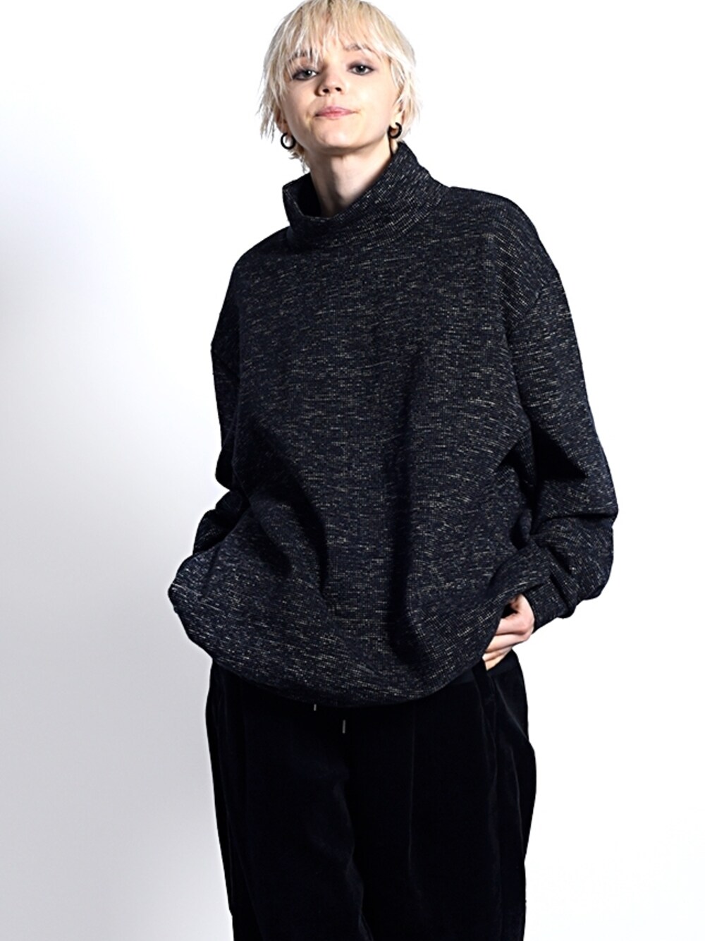 「ハイネック、H＞FRACTAL、GYFT」｜「TWEEDY KNIT SWEAT （スウェット、ブラック系）」を使った、GYFT by H>FRACTALさん（レディース・168cm）の秋コーディネートの1枚目の写真