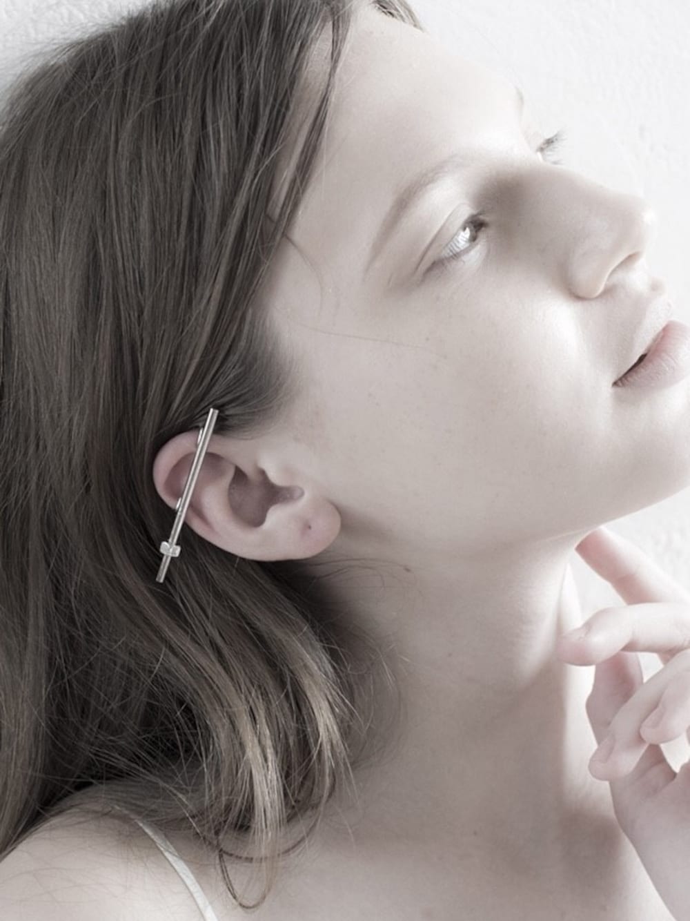 「イヤリング、アクセサリー、H＞FRACTAL、イヤカフ、GYFT、unclod」｜「 NUT EAR CUFF （イヤリング（片耳用）、シルバー系）」を使った、GYFT by H>FRACTALさん（レディース・168cm）の秋コーディネートの1枚目の写真