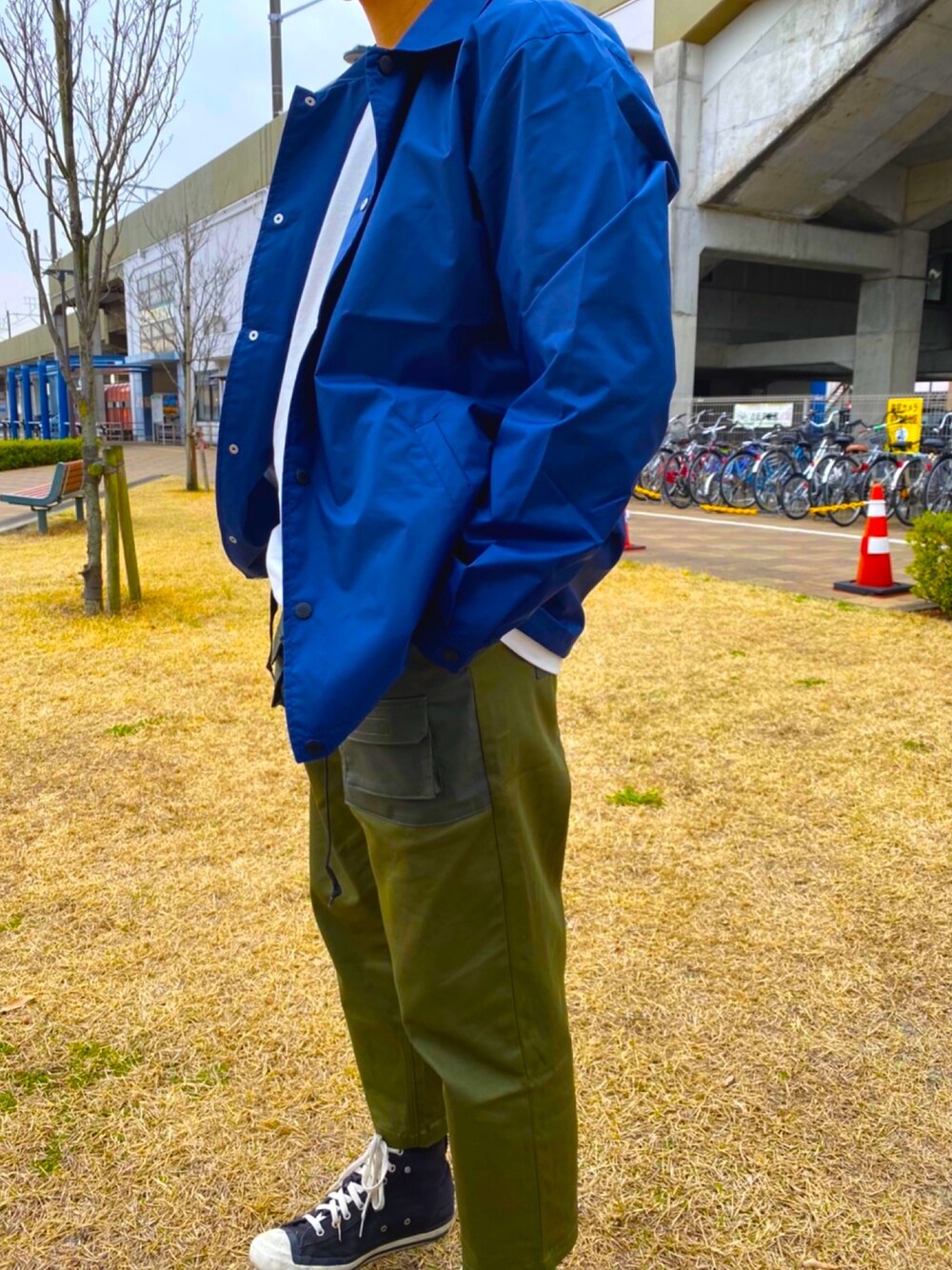 「春、カジュアル、ストリートファッション、スニーカー、コーチジャケット、ディッキーズ(Dickies)、今日のコーデ」｜「Dickiesの【メンズ】Dickiesロゴバックプリントルーズフィットコーチジャケット（ナイロンジャケット、ブルー系）」を使った、ryoさん（メンズ・172cm）の春コーディネートの1枚目の写真