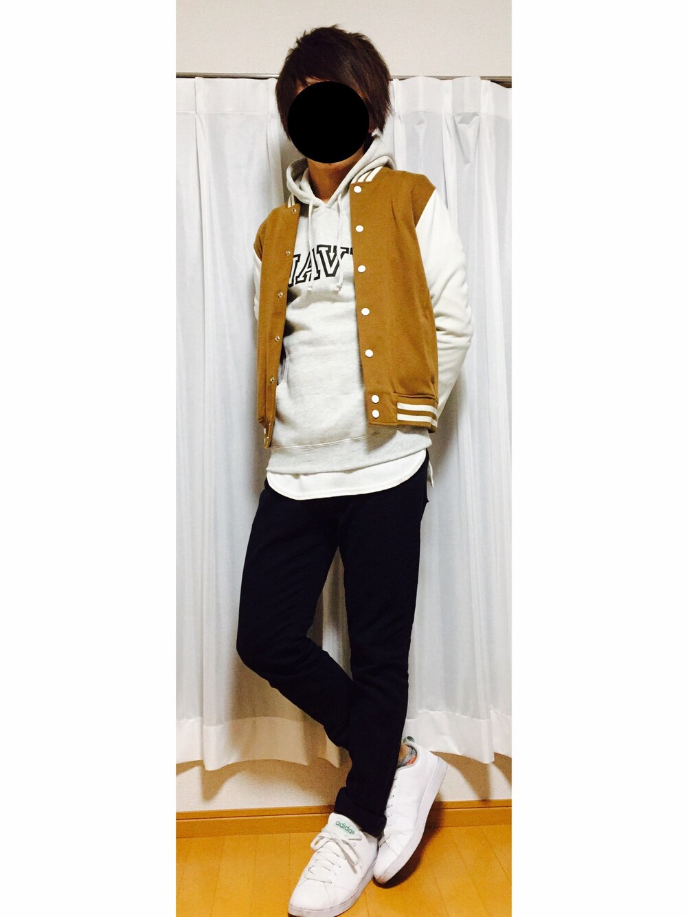 ベージュ系のスタジャン、ホワイト系のTシャツ/カットソー、ブラック系のその他パンツを着用したメンズの冬コーディネートの1枚目の写真