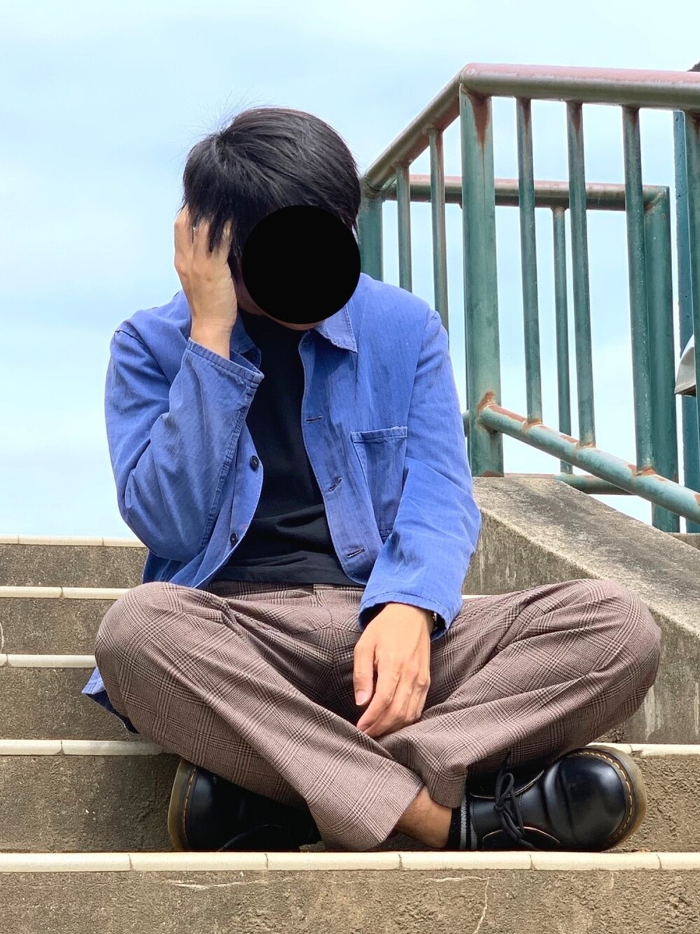 「シンプル、春夏コーデ、カジュアルコーデ、大人カジュアル、古着、ドクターマーチン、カバーオール、フレアパンツ、チェックパンツ、デニム」｜「古着のアイテム（カバーオール、ブルー系）」を使った、nnnさん（メンズ・178cm）の春コーディネートの1枚目の写真