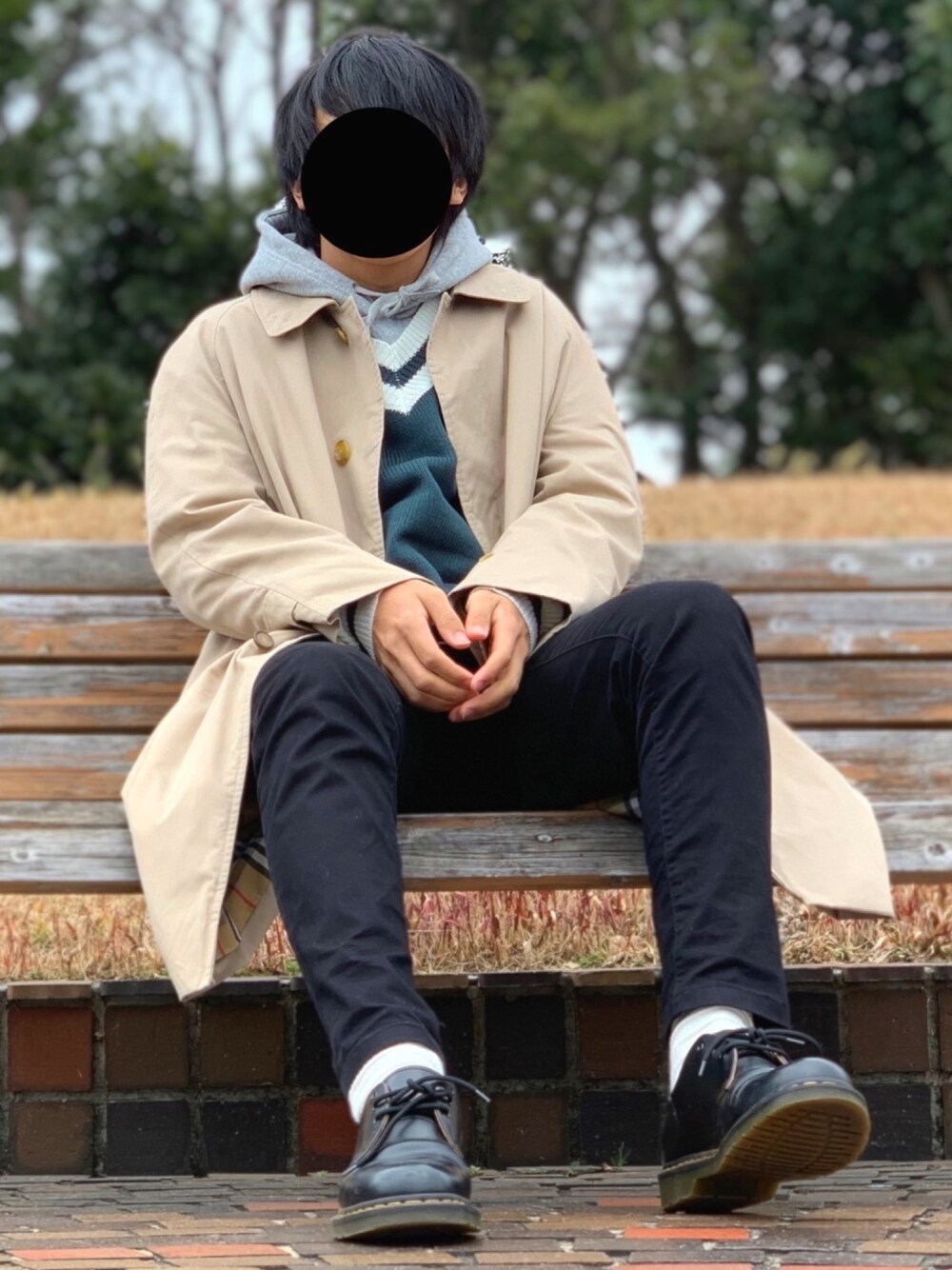 「おしゃれさんと繋がりたい、シンプル、大人カジュアル、レイヤードスタイル、ステンカラーコート、パーカー、チルデンニット、古着、古着好きな人と繋がりたい、古着MIX」｜「BURBERRYのアイテム（ステンカラーコート、ベージュ系）」を使った、nnnさん（メンズ・178cm）の冬コーディネートの1枚目の写真