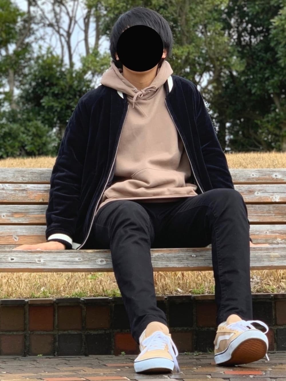 「大人カジュアル、カジュアル、キレイめ、春コーデ、シンプル、プチプラ、ベージュ、VANS、黒スキニー、おしゃれさんと繋がりたい」｜「RAGEBLUEの＜2WAY仕様＞リバーシブルベロアスカジャン/738983（ブルゾン、ブラック系）」を使った、nnnさん（メンズ・178cm）の春コーディネートの1枚目の写真