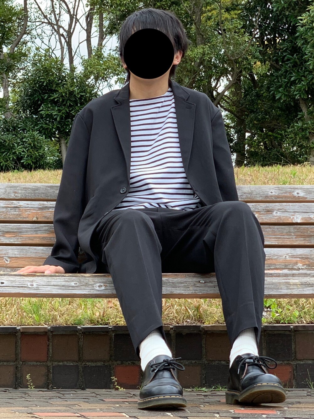 「シンプルコーデ、大人カジュアル、おしゃれさんと繋がりたい、きれいめカジュアル、春コーデ、セットアップ、ボーダー、ドクターマーチン、モノトーン」｜「WYM LIDNMの【WYM LIDNM】RELAX DRAPE SET-UP/セットアップ（セットアップ、ブラック系）」を使った、nnnさん（メンズ・178cm）の春コーディネートの1枚目の写真