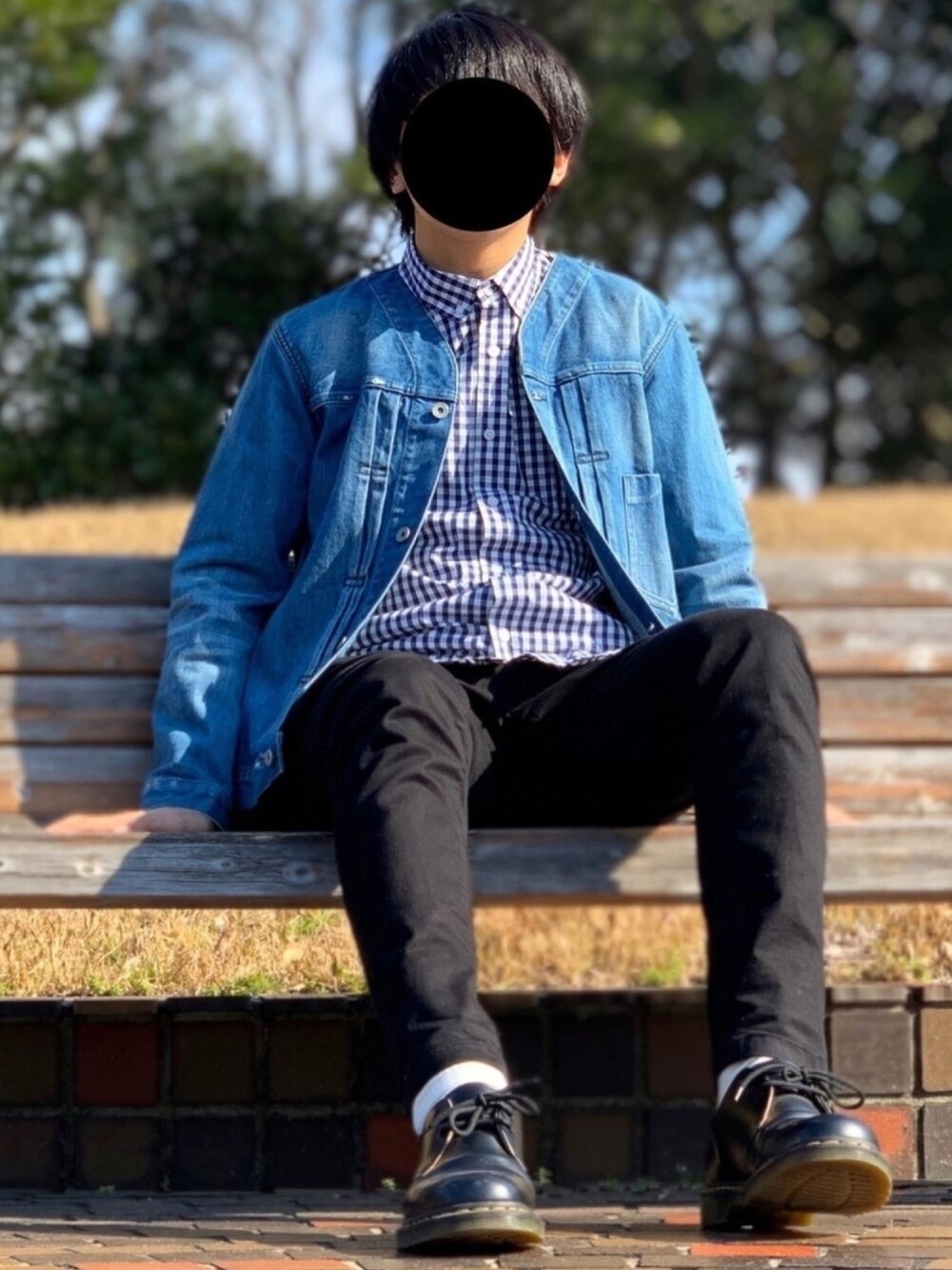 「おしゃれさんと繋がりたい、シンプル、オトナカジュアル、きれいめカジュアル、デニムジャケット、ギンガムチェック、ドクターマーチン、黒スキニー、ノーカラー、チェックシャツ」｜「古着のアイテム（デニムジャケット、ブルー系）」を使った、nnnさん（メンズ・178cm）の春コーディネートの1枚目の写真