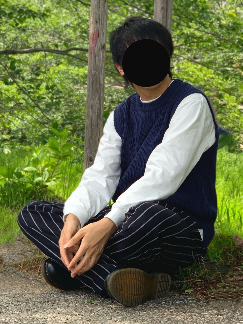 「オトナカジュアル、プチプラコーデ、UNIQLO、キレイめ、ネイビー、ニットベスト、シェフパンツ、ワントーンコーデ、ドクターマーチン、春夏コーデ」｜「UNIQLOのクルーネックT（長袖）（Tシャツ/カットソー、ホワイト系）」を使った、nnnさん（メンズ・178cm）の春コーディネートの1枚目の写真