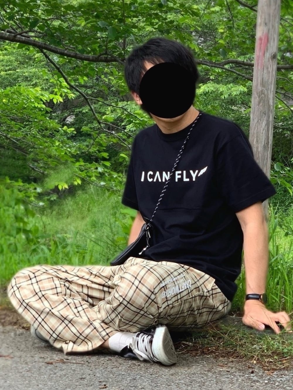 「カジュアル、モノトーン、スニーカー、ワイドパンツ、チェツクパンツ、ICANFLY、キセキヲオコセ、コンバース、Tシャツ」｜「I CAN FLYの【ICANFLY】LOGO-T_BLACK（Tシャツ/カットソー、ブラック系）」を使った、nnnさん（メンズ・178cm）の春コーディネートの1枚目の写真