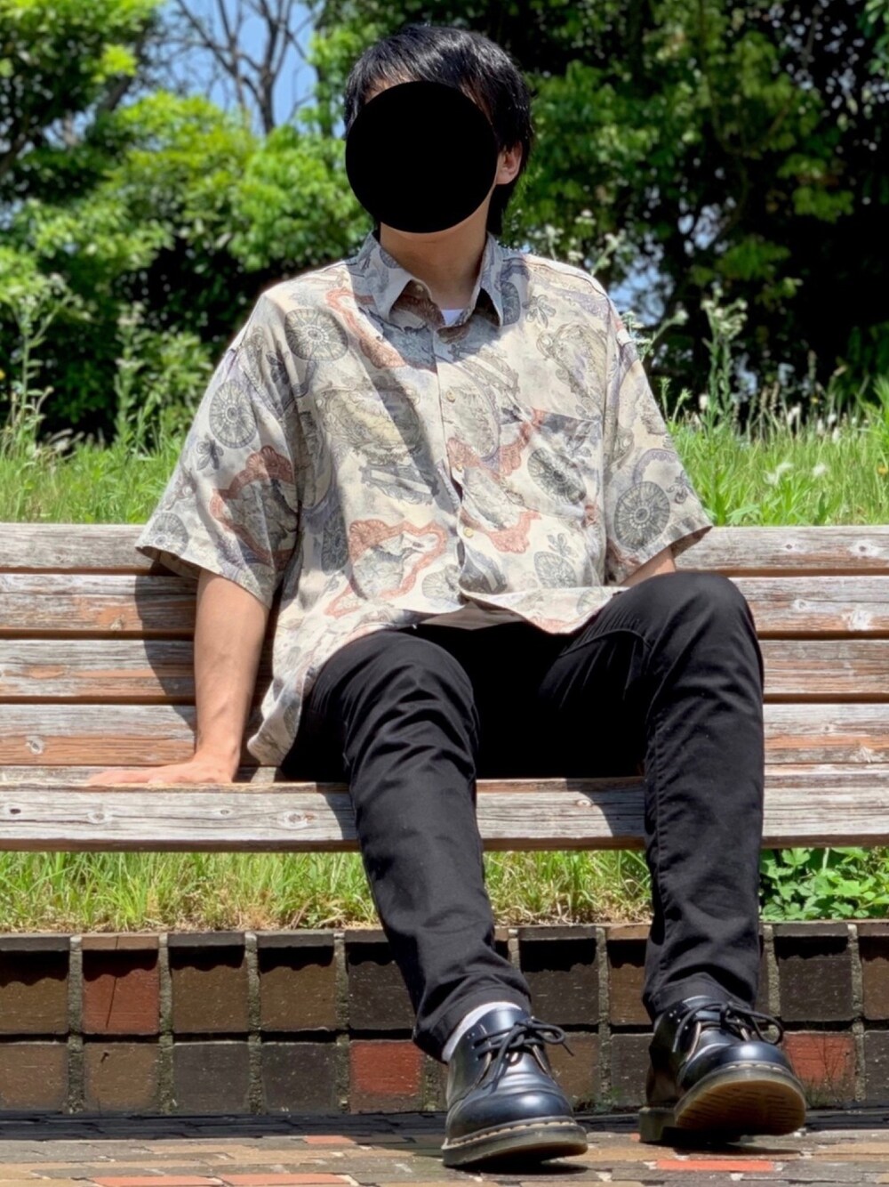 「シンプルコーデ、休日スタイル、カジュアルコーデ、おしゃれさんと繋がりたい、シャツスタイル、古着、古着MIX、古着好きな人と繋がりたい、柄シャツ、ドクターマーチン」｜「古着のアイテム（シャツ/ブラウス、ベージュ系）」を使った、nnnさん（メンズ・178cm）の夏コーディネートの1枚目の写真