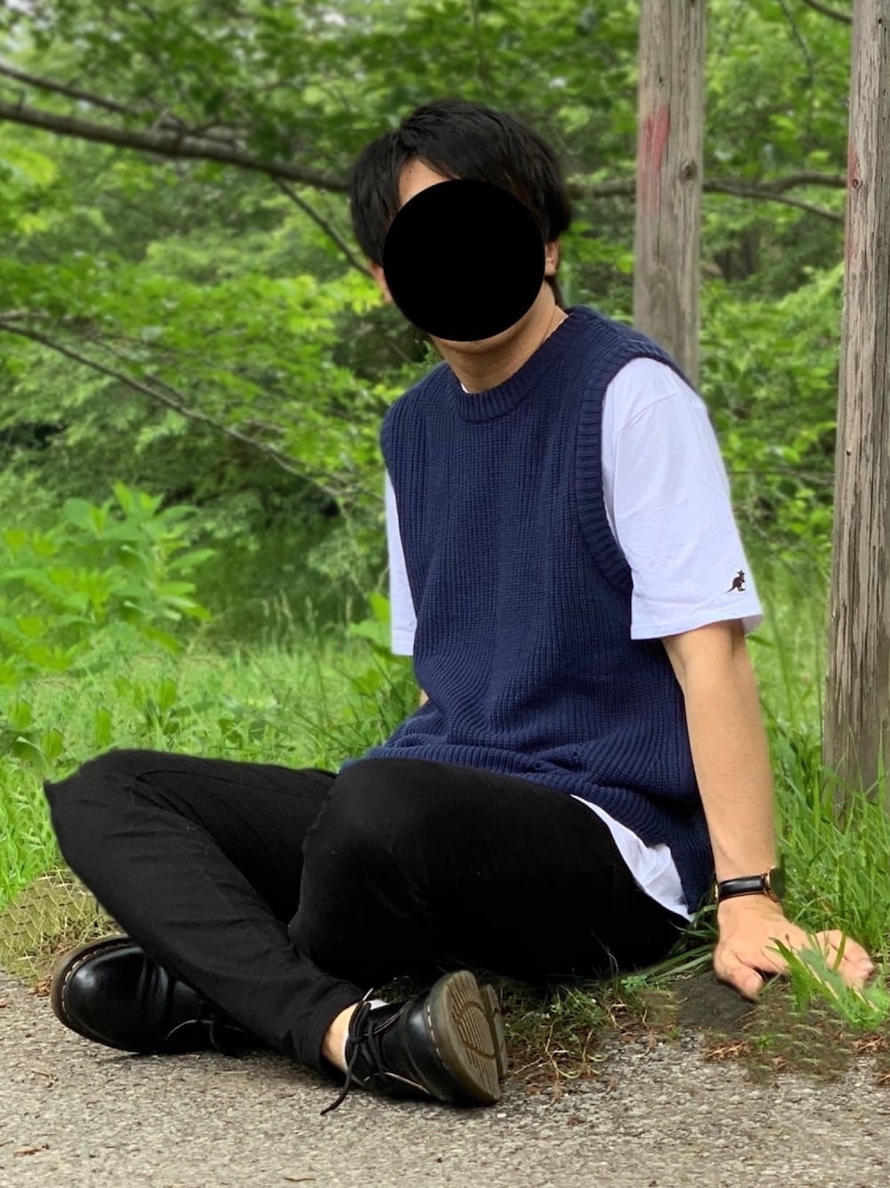 「おしゃれさんと繋がりたい、オトナカジュアル、白Tシャツ、夏コーデ、キレイめ、ニットベスト、黒スキニー、ドクターマーチン、Daniel Wellington、きれいめカジュアル」｜「Ressacaのサイドスリット ニットべスト ポケット付き（ベスト、ブルー系）」を使った、nnnさん（メンズ・178cm）の夏コーディネートの1枚目の写真