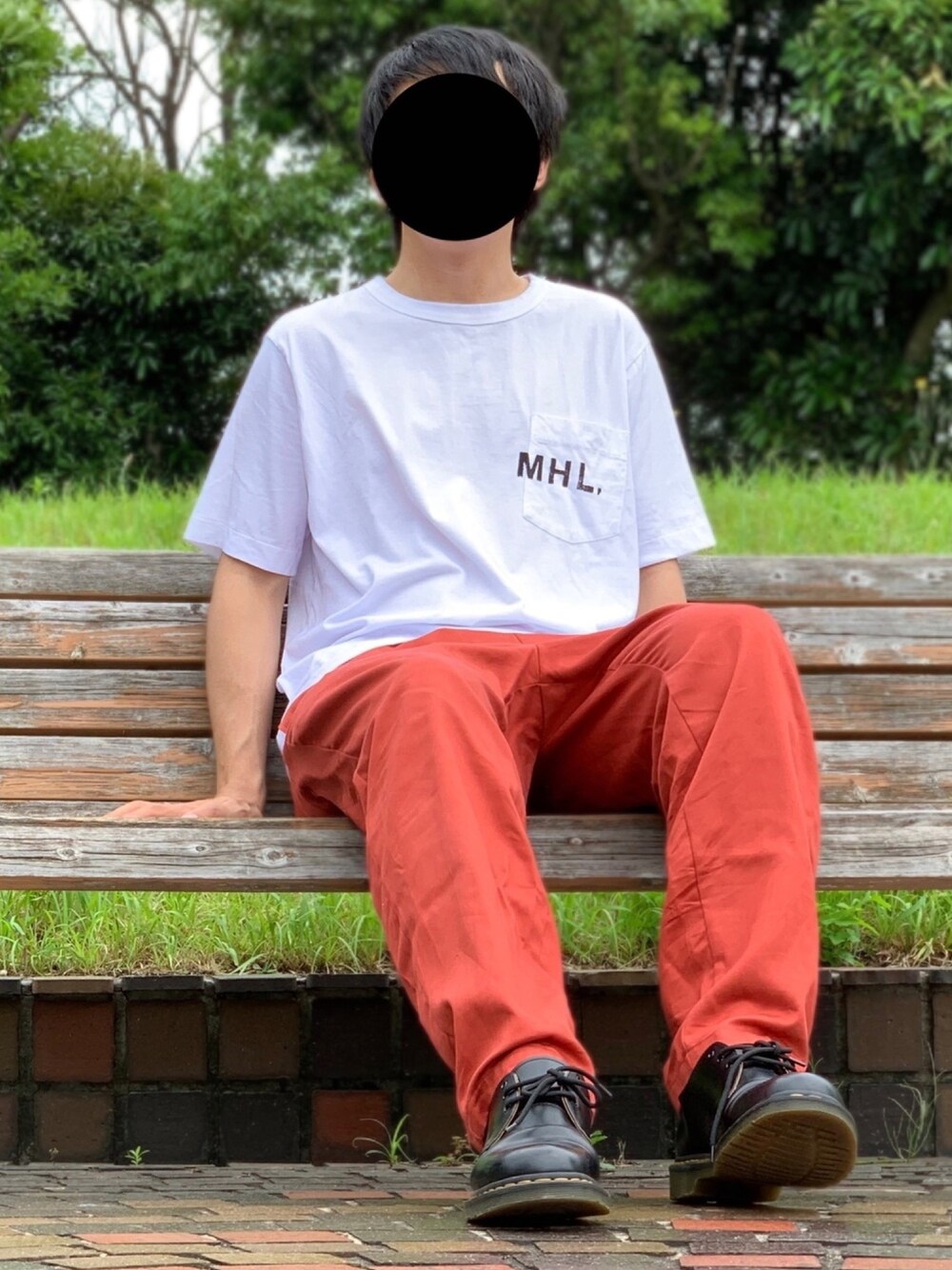 「シンプルコーデ、夏コーデ、ラフスタイル、カジュアルコーデ、プチプラ、白Tシャツ、シェフパンツ、テラコッタ、MHL.、夏だ！Tシャツ着よう！」｜「MHL.の【5/22 新入荷】MHL.　PRINTED COTTN JERSEY（Tシャツ/カットソー、ホワイト系）」を使った、nnnさん（メンズ・178cm）の夏コーディネートの1枚目の写真