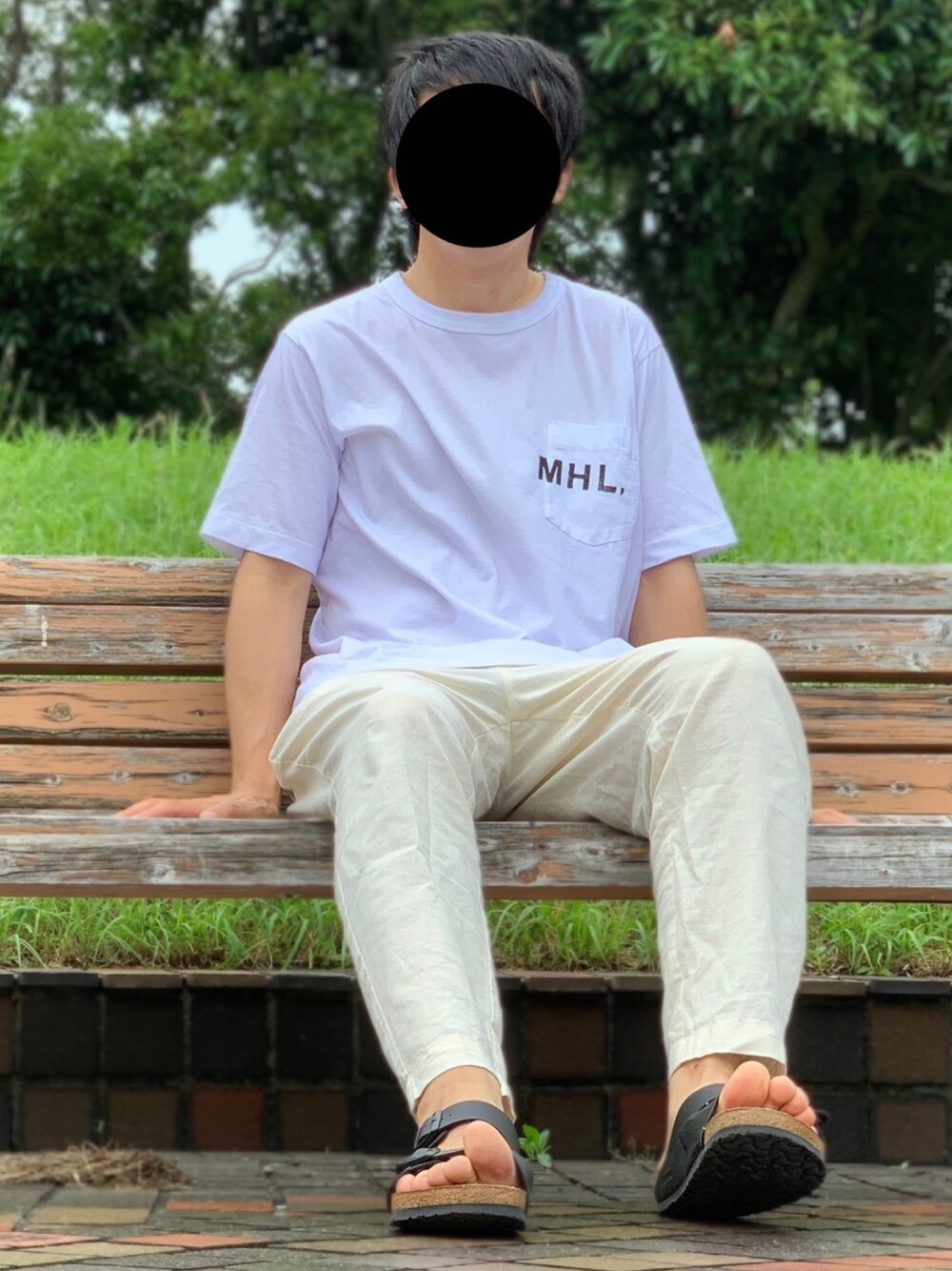 「夏、シンプル、カジュアル、Tシャツ、プチプラ、ワントーンコーデ、白パンツ、MHL.、サンダル、AZUL by moussy」｜「MHL.の【5/22 新入荷】MHL.　PRINTED COTTN JERSEY（Tシャツ/カットソー、ホワイト系）」を使った、nnnさん（メンズ・178cm）の夏コーディネートの1枚目の写真