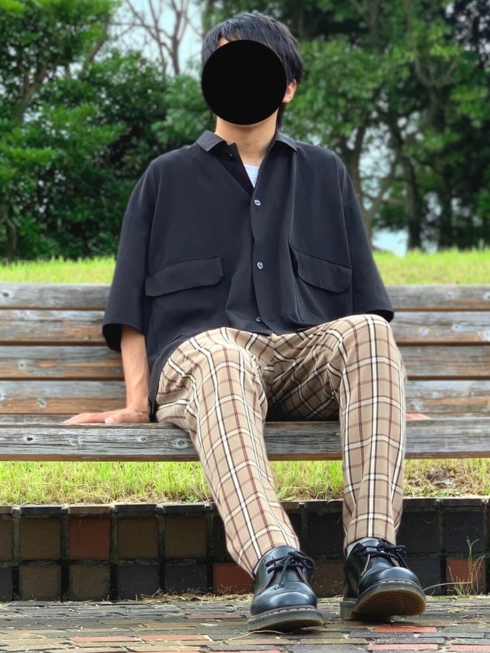 「オトナカジュアル、キレイめ、シンプルコーデ、夏コーデ、ゆるコーデ、ビックシルエット、おしゃれさんと繋がりたい、きれいめカジュアル、チェックパンツ、プチプラ」｜「WHO'S WHO galleryのフロントポケットシャツ（シャツ/ブラウス、ブラック系）」を使った、nnnさん（メンズ・178cm）の夏コーディネートの1枚目の写真