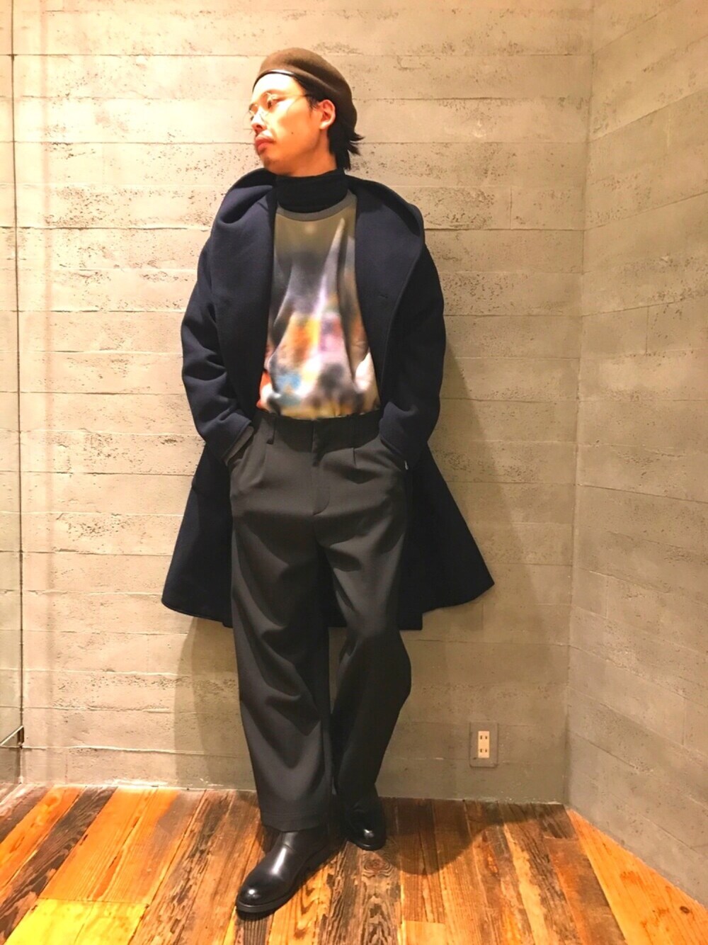 「HARE金沢フォーラス、HARE、ワイドパンツ、ビッグシルエット、オトナカジュアル、黒」｜「HAREのARMYベレー帽(HARE)（ハンチング/ベレー帽、グリーン系）」を使った、流郷幸嗣さん（メンズ・177cm）の冬コーディネートの1枚目の写真