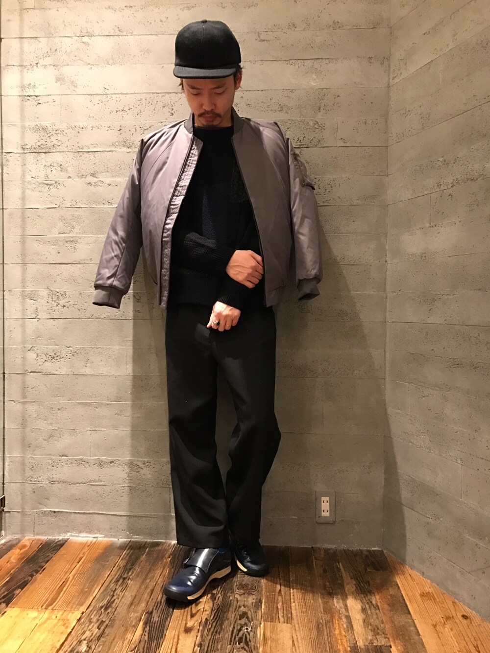 グレー系のMA-1、ブラック系のニット/セーター、ブラック系のその他パンツを着用したメンズの冬コーディネートの1枚目の写真