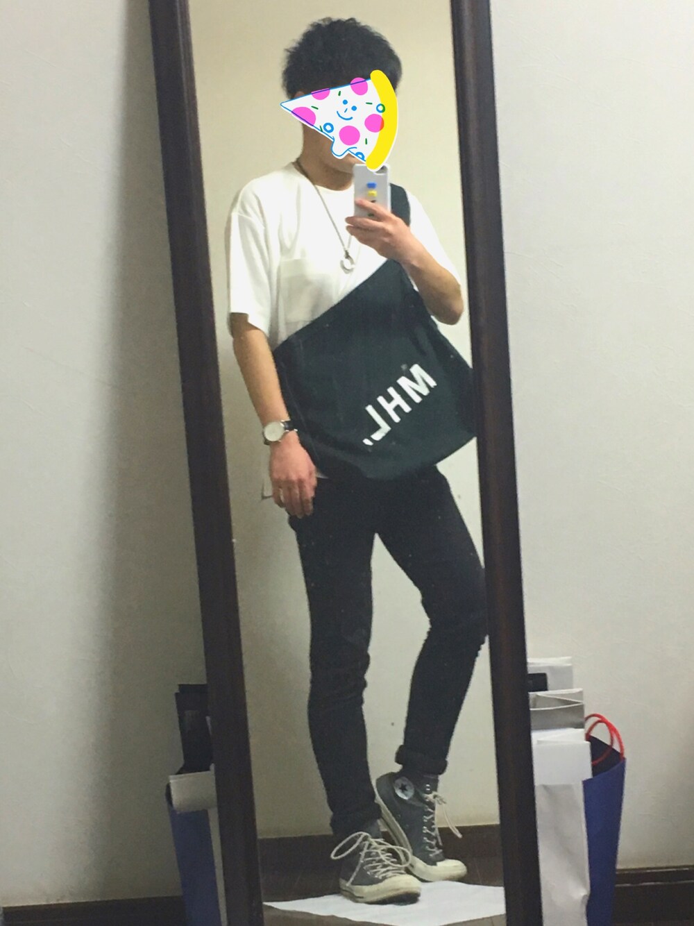 「夏服、白シャツ、黒スキニー、モノトーンコーデ、MHL.、MHL×コンバース、コンバース、コンバース オールスター、夏コーデ、フォローミー」｜「WEGOのWEGO/シンプルリングネックレス（ネックレス、ブラウン系）」を使った、Mさん（メンズ・168cm）の春コーディネートの1枚目の写真