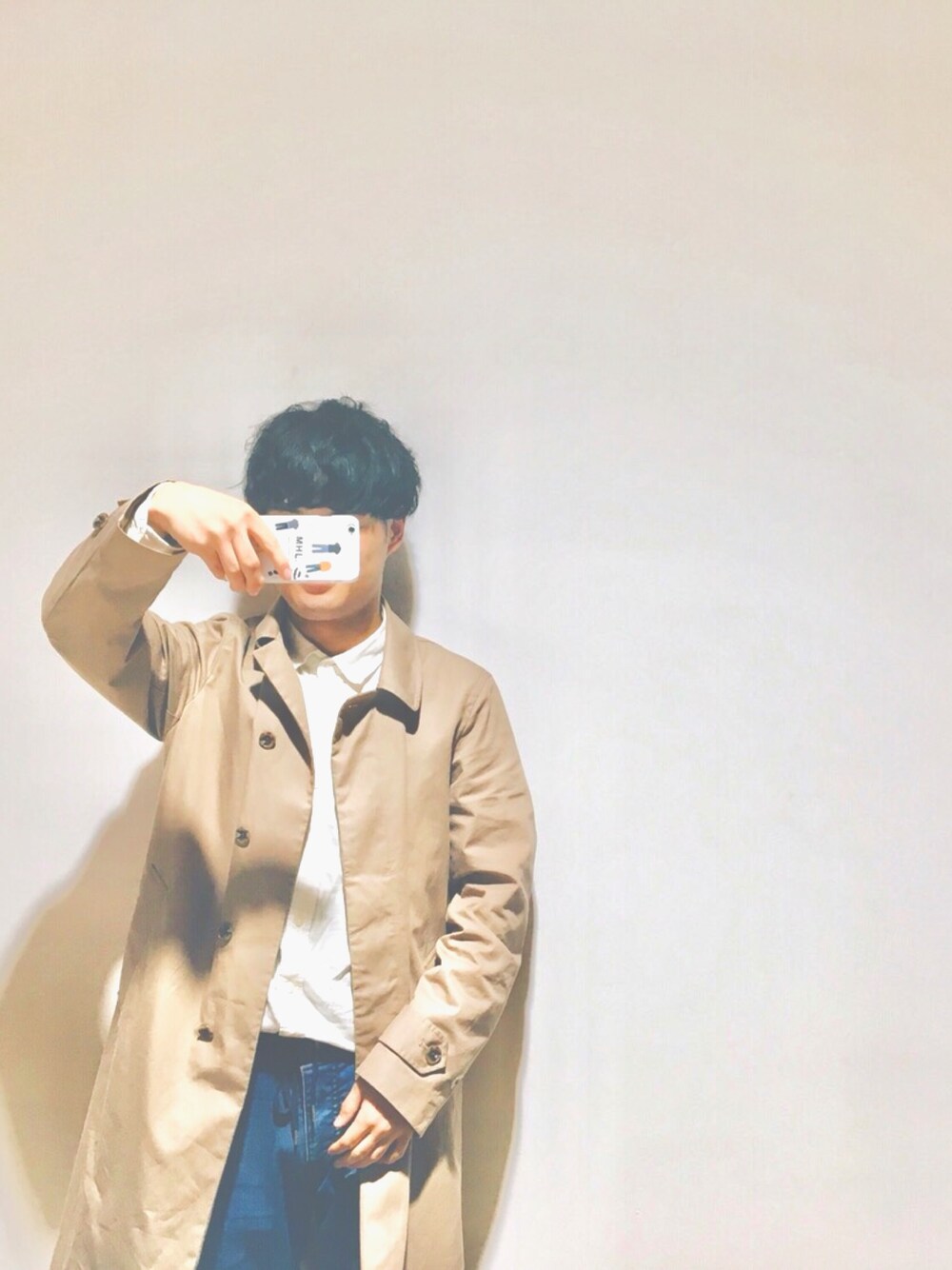 「シンプルコーデ、オトナカジュアル、UNIQLO、低身長、お洒落さんとつながりたい、MHL.、大学生、ステンカラーコート、シャツスタイル、フォローミー」｜「UNIQLOのMEN ファインクロスストレッチスリムフィットブロードシャツ（長袖）（シャツ/ブラウス、ホワイト系）」を使った、Mさん（メンズ・168cm）の秋コーディネートの1枚目の写真