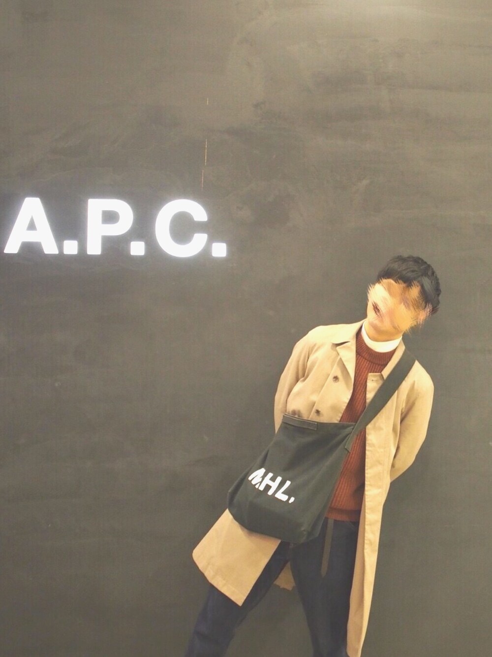 「シンプルコーデ、UNIQLO、UNIQLO U、MHL.、MHL、MARGARET HOWEEL、ステンカラーコート、ベージュ、トートバッグ、A.P.C.」｜「UNIQLOのブロックテックコート＋E（その他アウター、ベージュ系）」を使った、Mさん（メンズ・168cm）の秋コーディネートの1枚目の写真