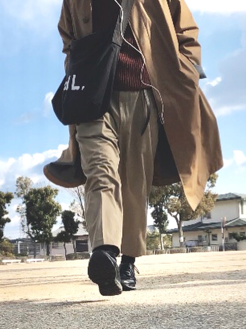 「シンプルコーデ、UNIQLOコーデ、UNIQLO U、ステンカラーコート、チノパン、burberry、バーバリー、革靴、おしゃれさんと繋がりたい、大学生」｜「UNIQLOのブロックテックコート＋E（その他アウター、ブラウン系）」を使った、Mさん（メンズ・168cm）の冬コーディネートの1枚目の写真