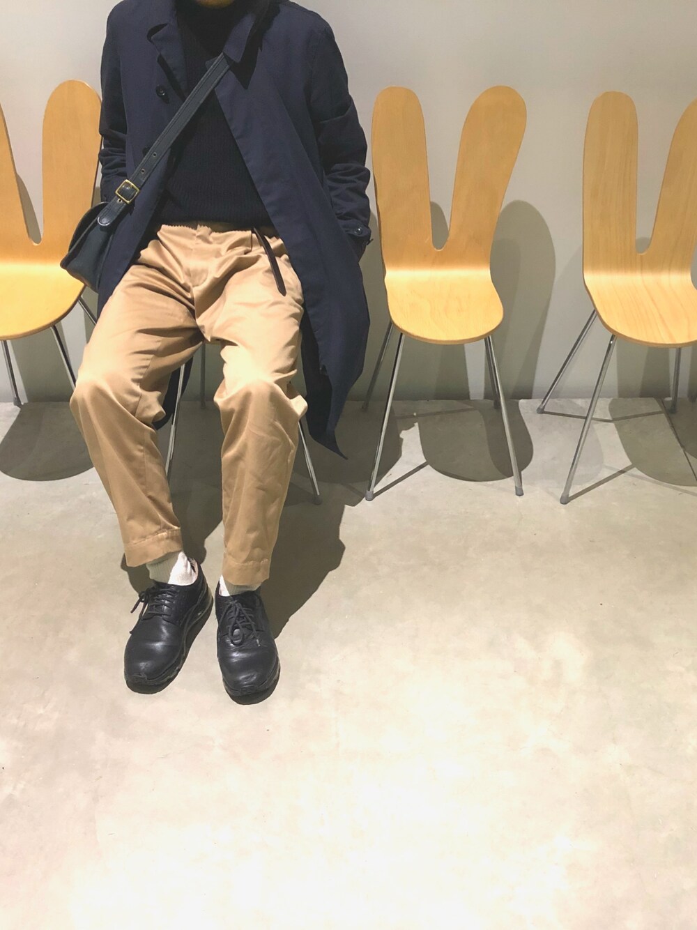 「お洒落さんとつながりたい、oldcoach、ステンカラーコート、UNIQLOU、UNIQLO、UNIQLOコーデ、Danton、チノパン、フォローミー、春コーデ」｜「OLD COACHのアイテム（ショルダーバッグ、ブラック系）」を使った、Mさん（メンズ・168cm）の春コーディネートの1枚目の写真