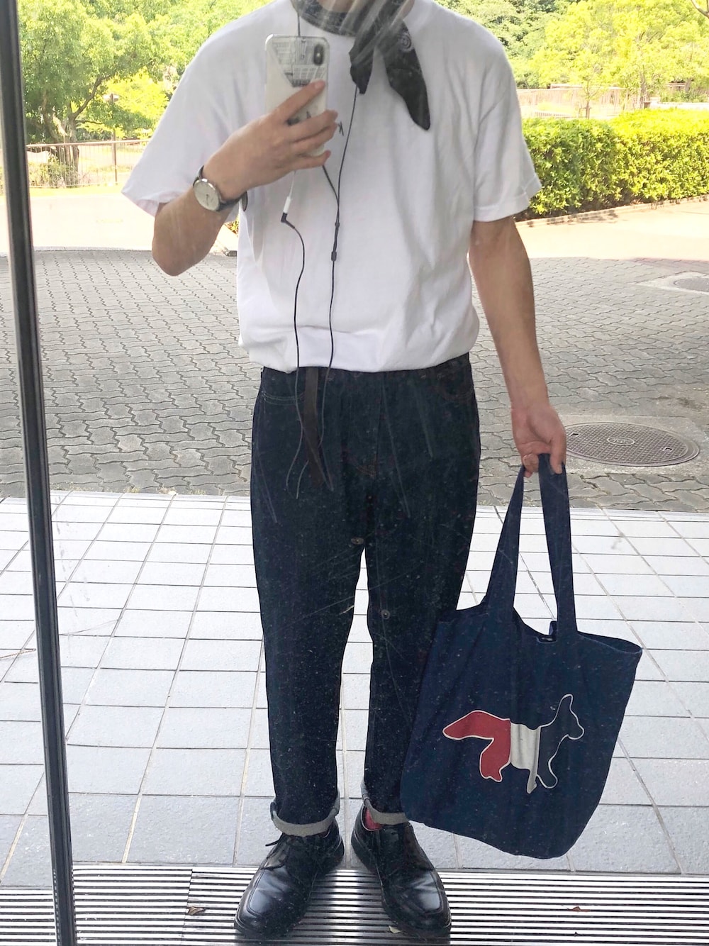 「シンプルコーデ、ユニクロ、ユニクロコーデ、お洒落さんとつながりたい、カジュアルコーデ、メゾン キツネ(MAISON KITSUNE)、バンダナ、スカーフ、白Tシャツ、テーパードデニム」｜「UNIQLOのレギュラーフィットジーンズ（デニムパンツ、ブルー系）」を使った、Mさん（メンズ・168cm）の夏コーディネートの1枚目の写真