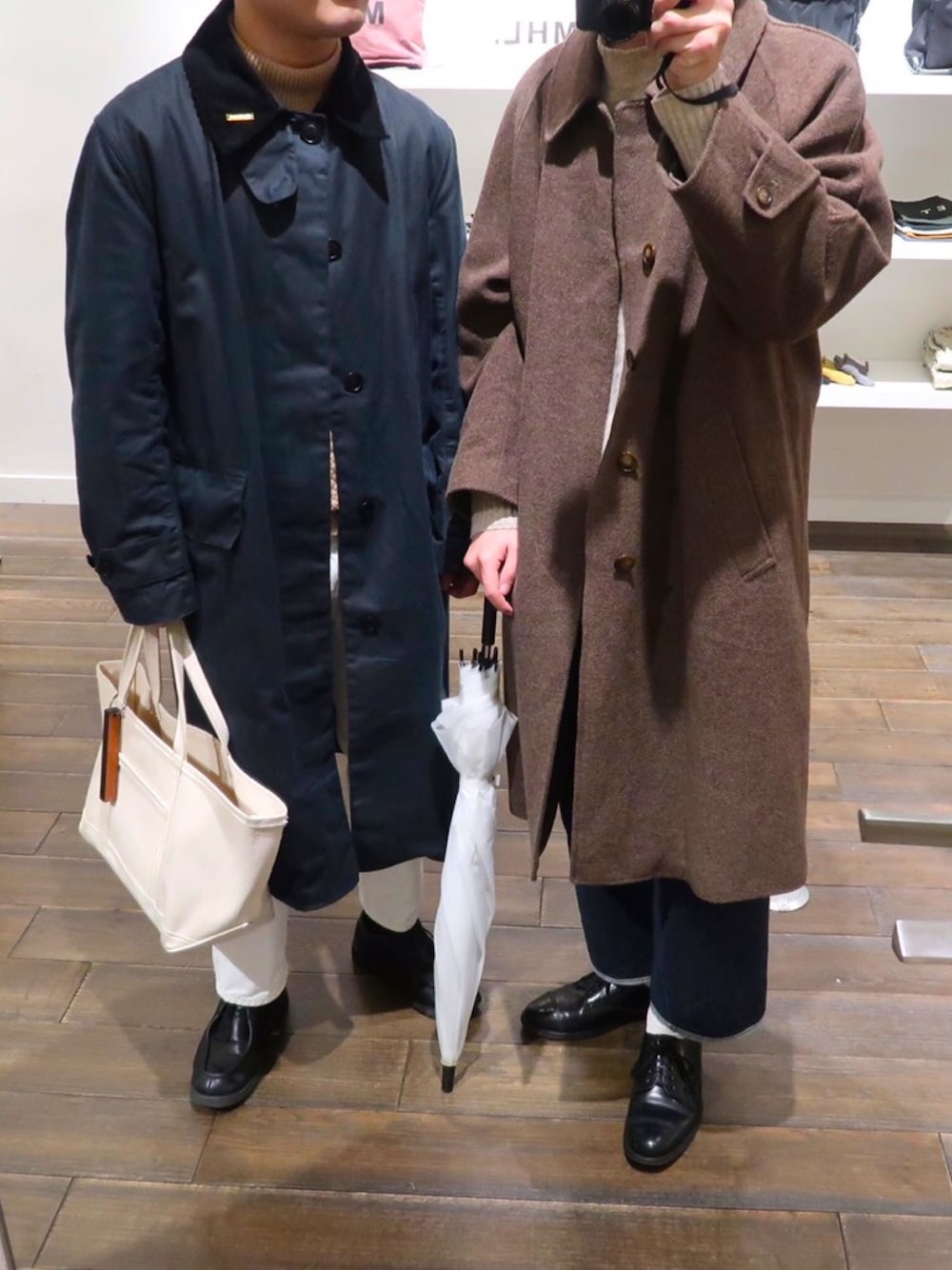 「今日のコーデ、シンプルコーデ、お洒落さんとつながりたい、barbour、バブアー、白パンツ、sanders、AURALEE、きれいめカジュアル」｜「BarbourのBarbour / SINGLE BRESTED 2レイヤー ロングコート（ステンカラーコート、ブルー系）」を使った、Mさん（メンズ・168cm）の冬コーディネートの1枚目の写真