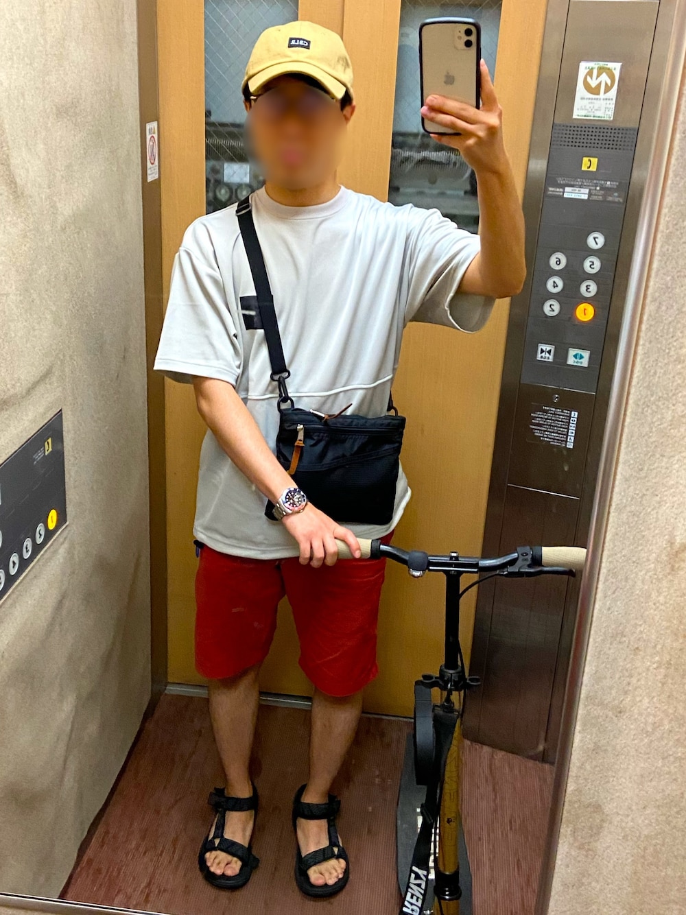 「キャンプコーデ、キャンプスタイル、ベージュ、キャップコーデ、ハーフパンツ、赤、レッド、CAMP7」｜「GREGORYのGREGORY グレゴリー クラシックサコッシュ M（ショルダーバッグ、ブラック系）」を使った、わっくー！さん（メンズ・170cm）の夏コーディネートの1枚目の写真