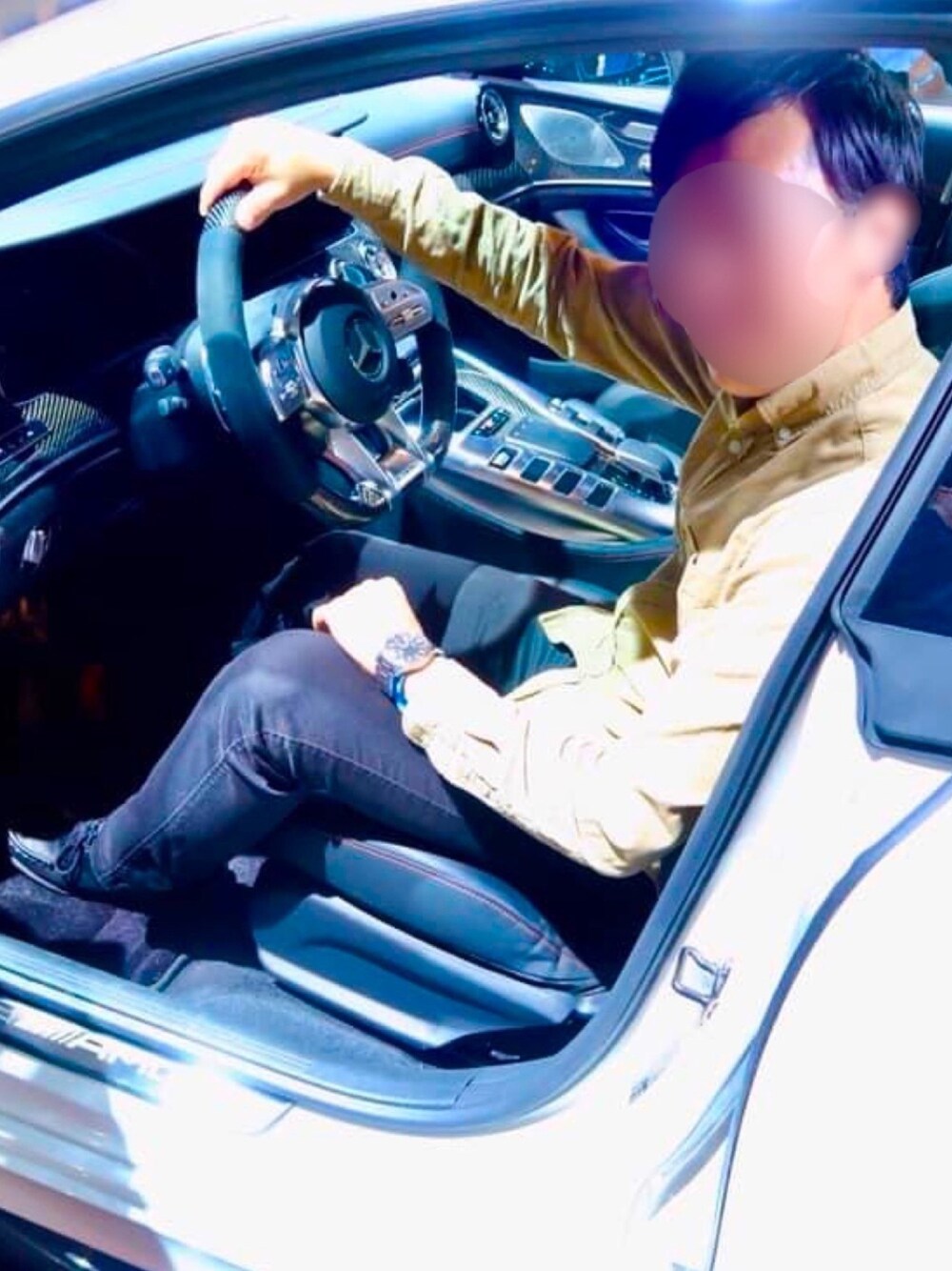 「ベンツ、AMG GT 4ドアクーペ」｜「ORISのアイテム（アナログ腕時計、ブラック系）」を使った、わっくー！さん（メンズ・170cm）の秋コーディネートの1枚目の写真