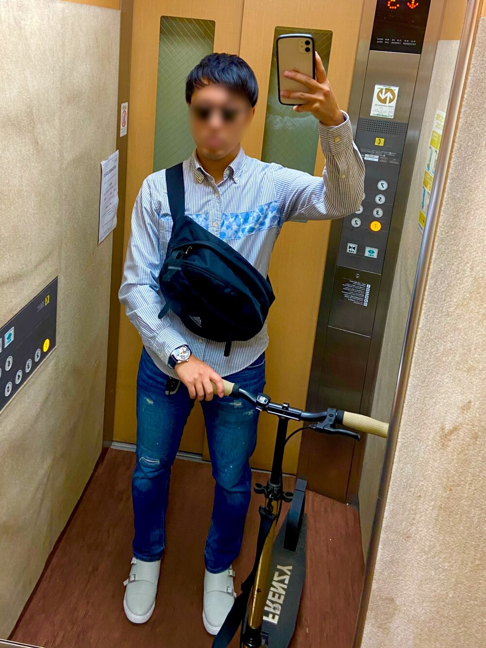 「サングラススタイル、カモフラシャツ、ストライプシャツ、ダブルモンクシューズ」｜「GREGORYのGREGORY グレゴリー テールメイト Sサイズ（ボディバッグ/ウエストポーチ、ブラック系）」を使った、わっくー！さん（メンズ・170cm）の秋コーディネートの1枚目の写真